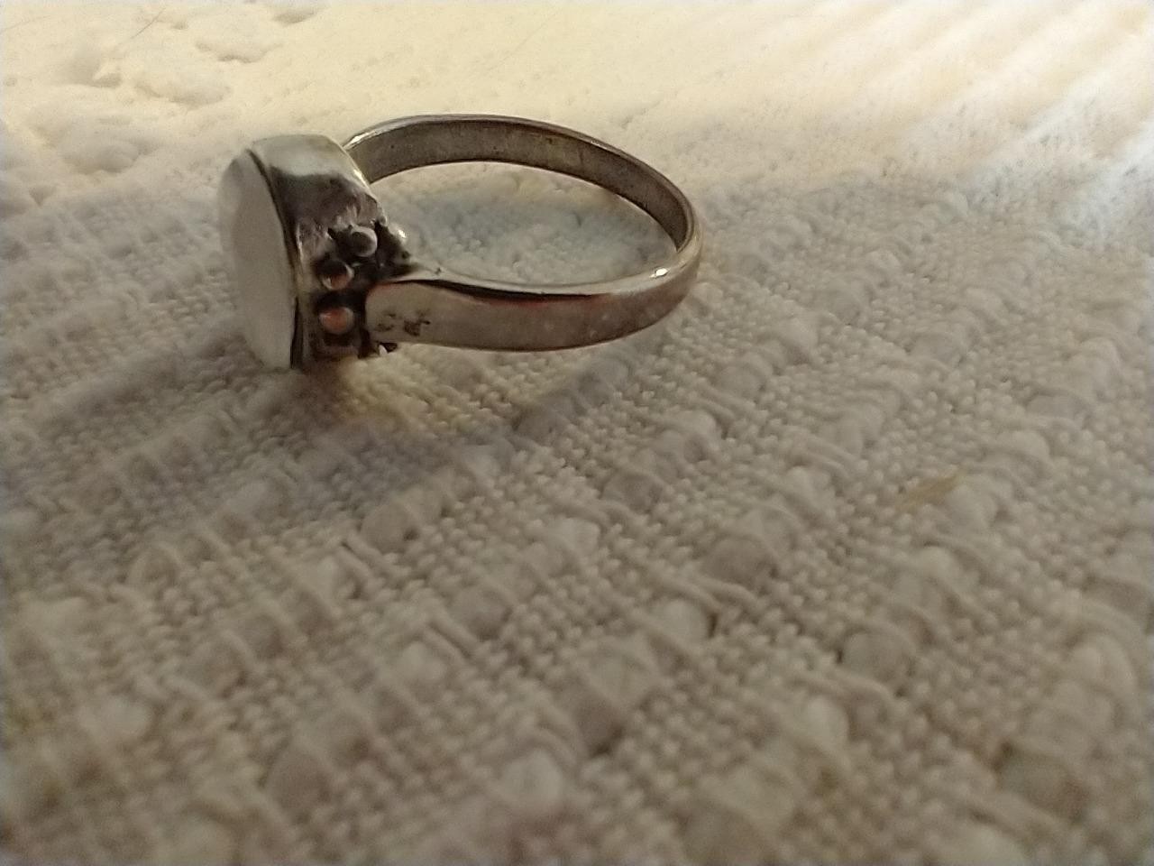 VINTAGE OVAL OPAL FINGER RING SZ 8.25~RUSTIC~ARTSY~ACRYLIC FACETED STONE