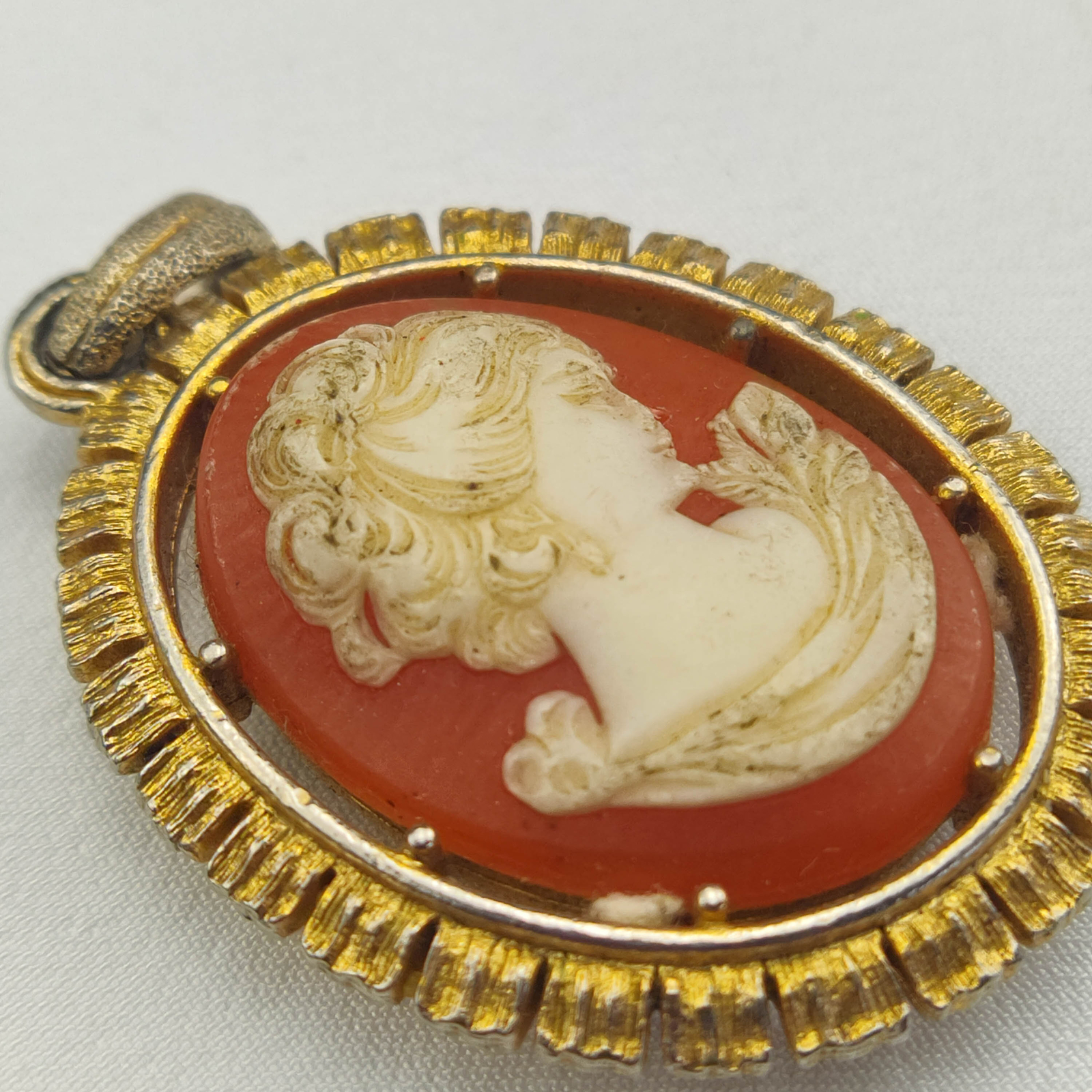 1950s Vintage Cameo Pendant in a Gold Frame with White on Red Bakelite – 1930s