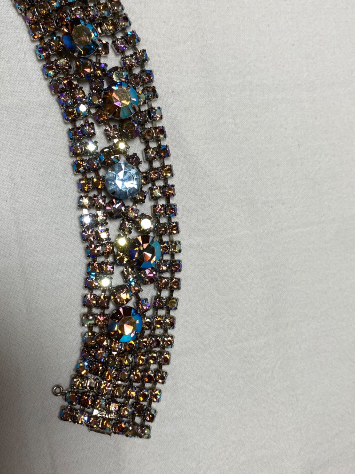 Vintage 7″ x 1″ blue ab possibly Juliana? safety chain missing two sm stones