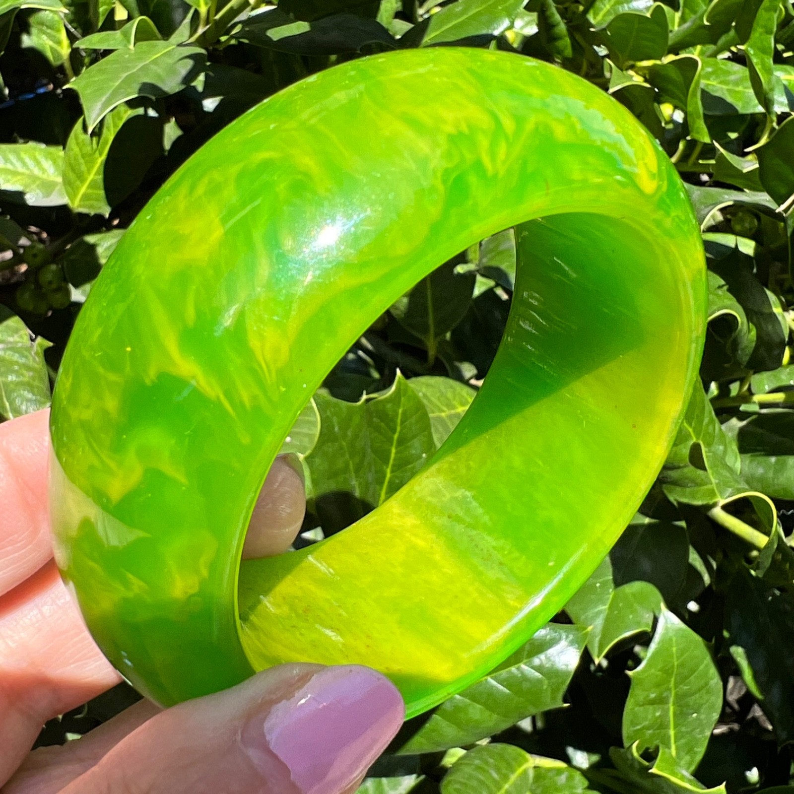 VINTAGE VIVID MARBLED KELLY GREEN BAKELITE FAT DONUT WIDE BANGLE BRACELET UNIQUE