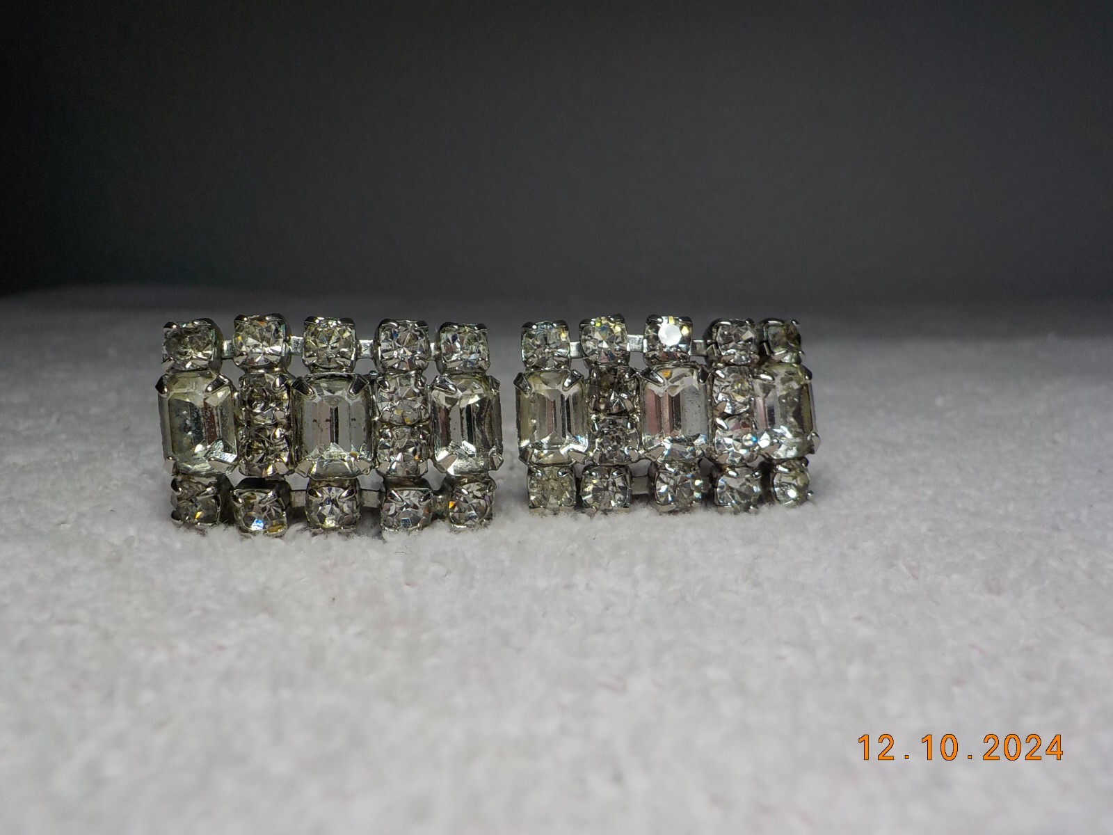 VINTAGE CLEAR RHINESTONE CLUSTER CLIP-ON EARRINGS W/EMERALD/ROUND CUT STONES
