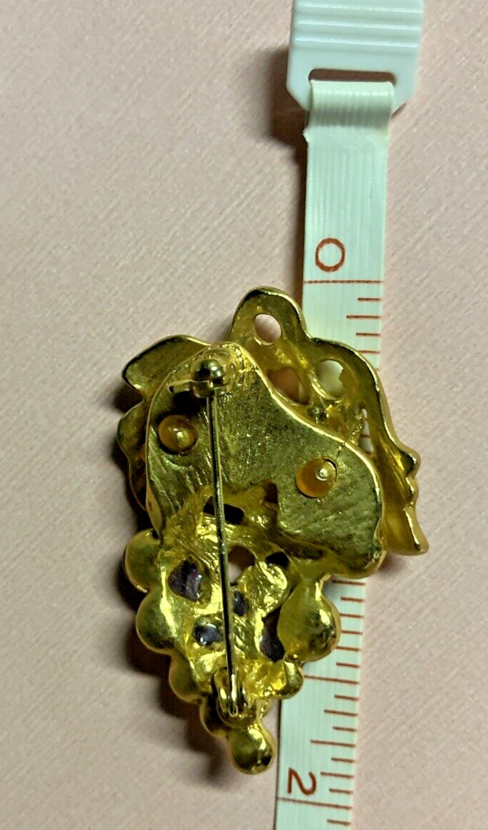 BEAUTIFUL VINTAGE GOLD TONE PURPLE GRAPES CLUSTER GREEN LEAVES BROOCH PIN