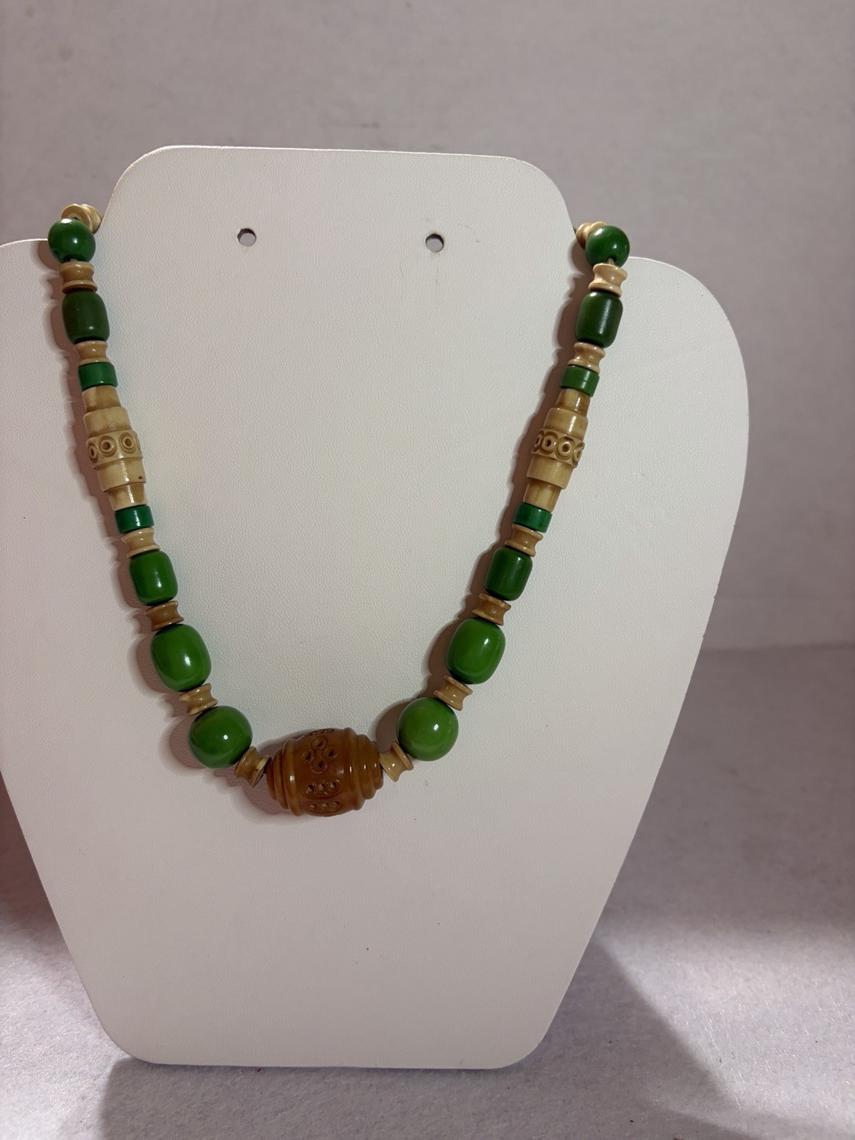 Beautiful vintage necklace from the 1930s and 1950s.
