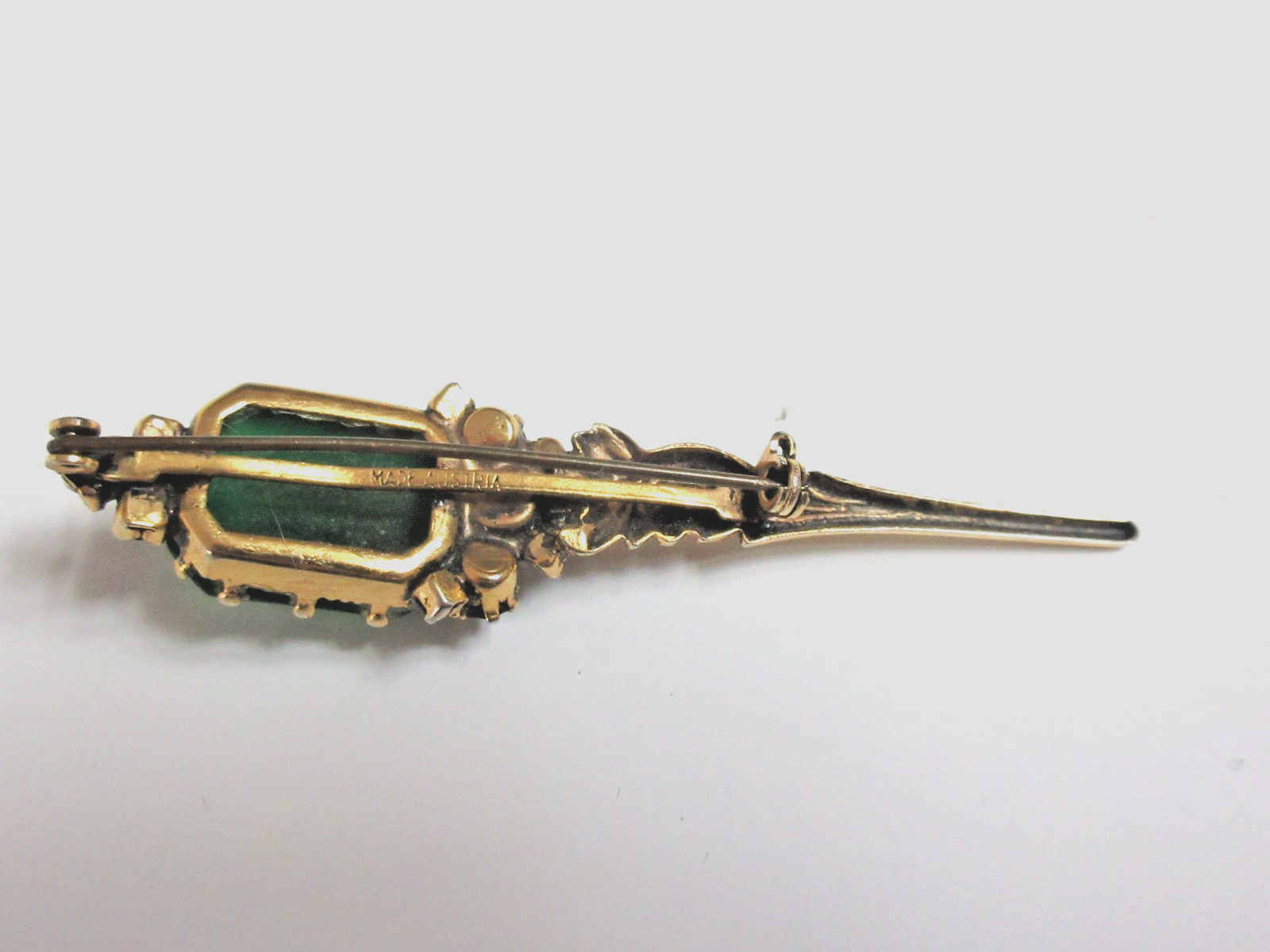 AUSTRIAN GOLDTONE RHINESTONE GREEN EMERALD CUT CABOCHON SCEPTER STYLE PIN BROOCH