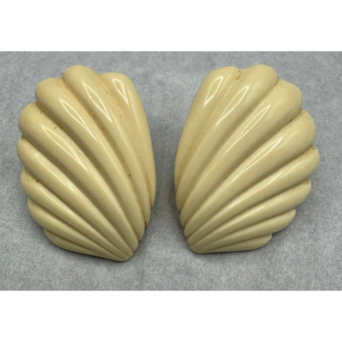 Vintage Napier Clam Shell Scallop Cream White Screw Back Earrings Large Acrylic