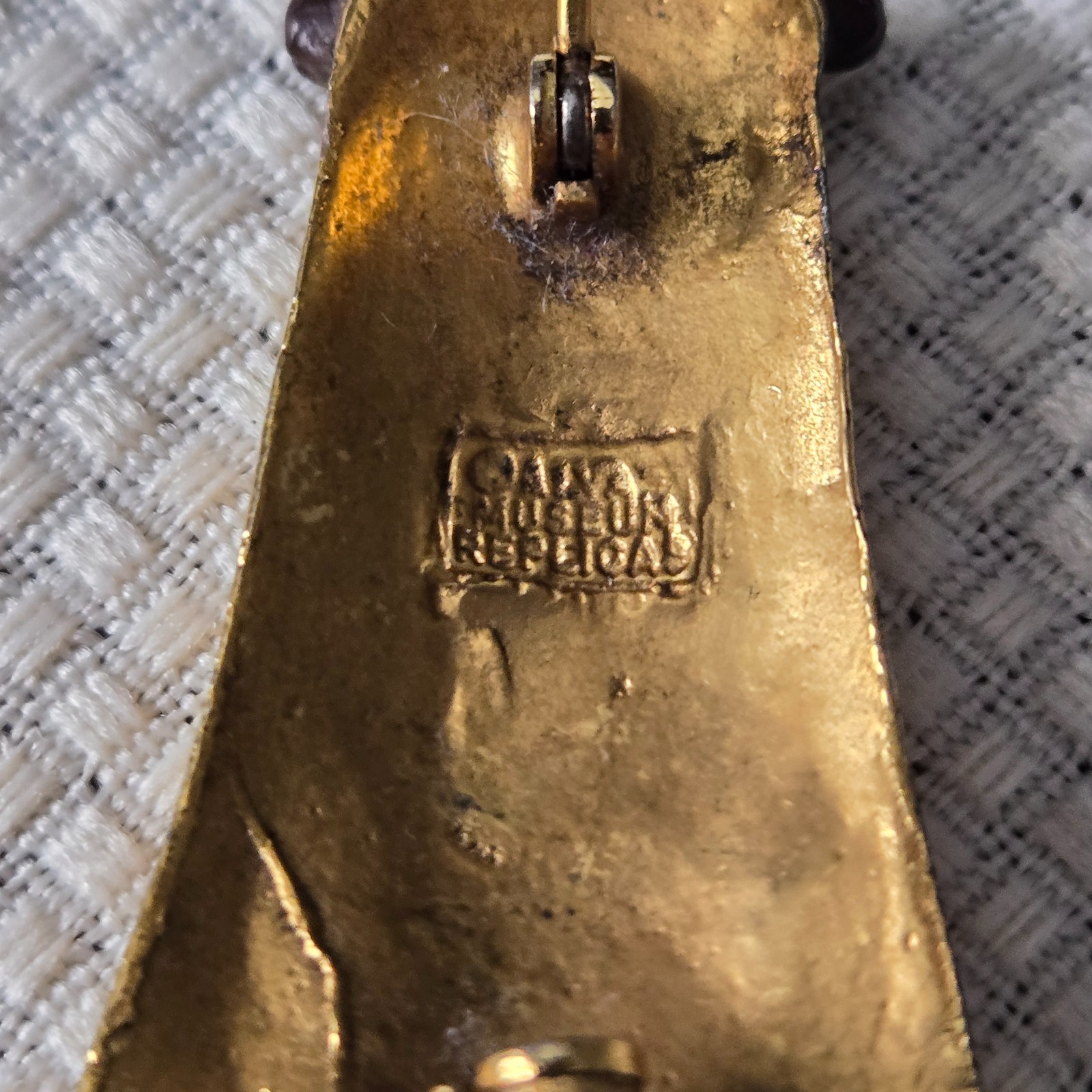 Vintage Alva Museum Replicas Gold‑Tone Hand Brooch Pin – Signed