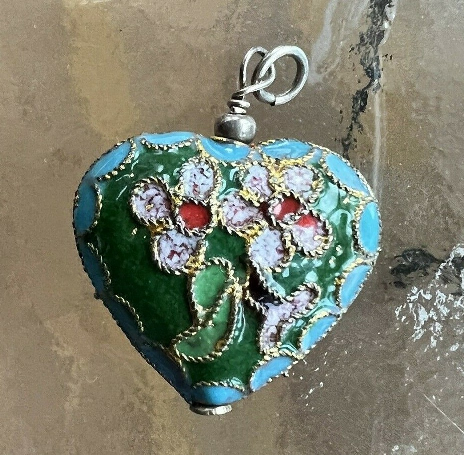 Heart Shaped Pendant With Daisy Flowers About 1″ Wide Enamel Coated