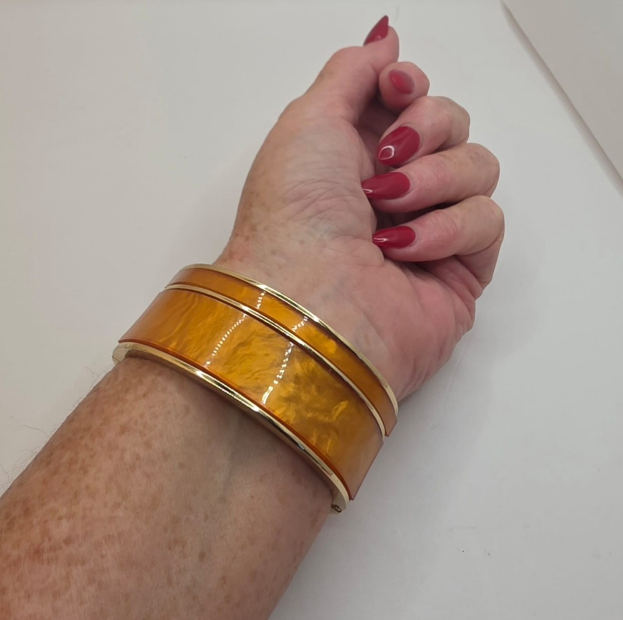 Gold Tone Hinged Bangle Bracelet with Marbled Resin Inlay Fashion Jewelry 7in N4