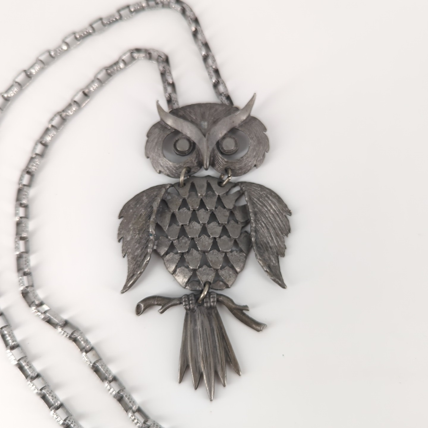 Vintage Pewter Tone Large Articulated Owl Hammered Oval Link 20″ chain Necklace