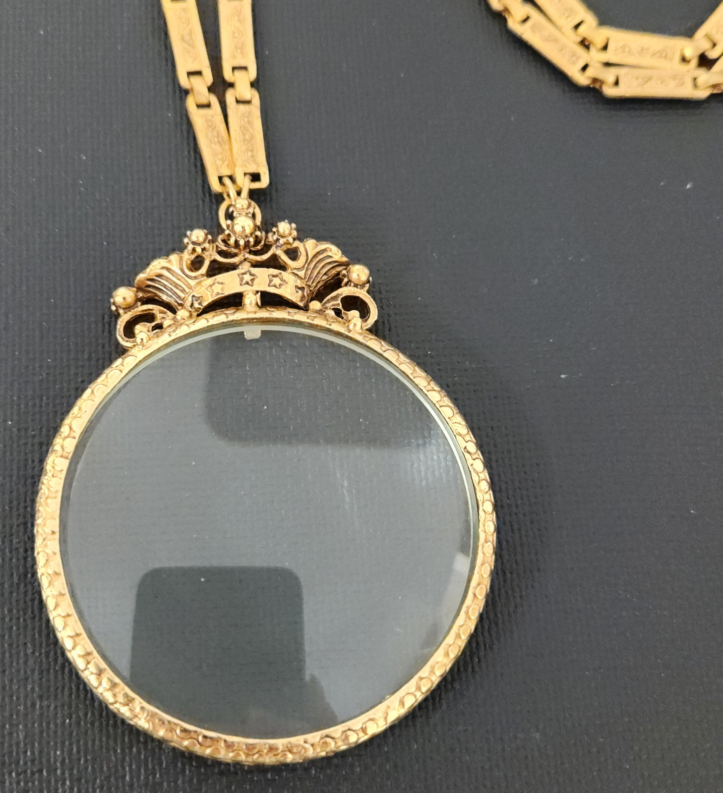 Vintage Florenza Magnifying Glass Pendant Necklace Repousse Bar Link Chain