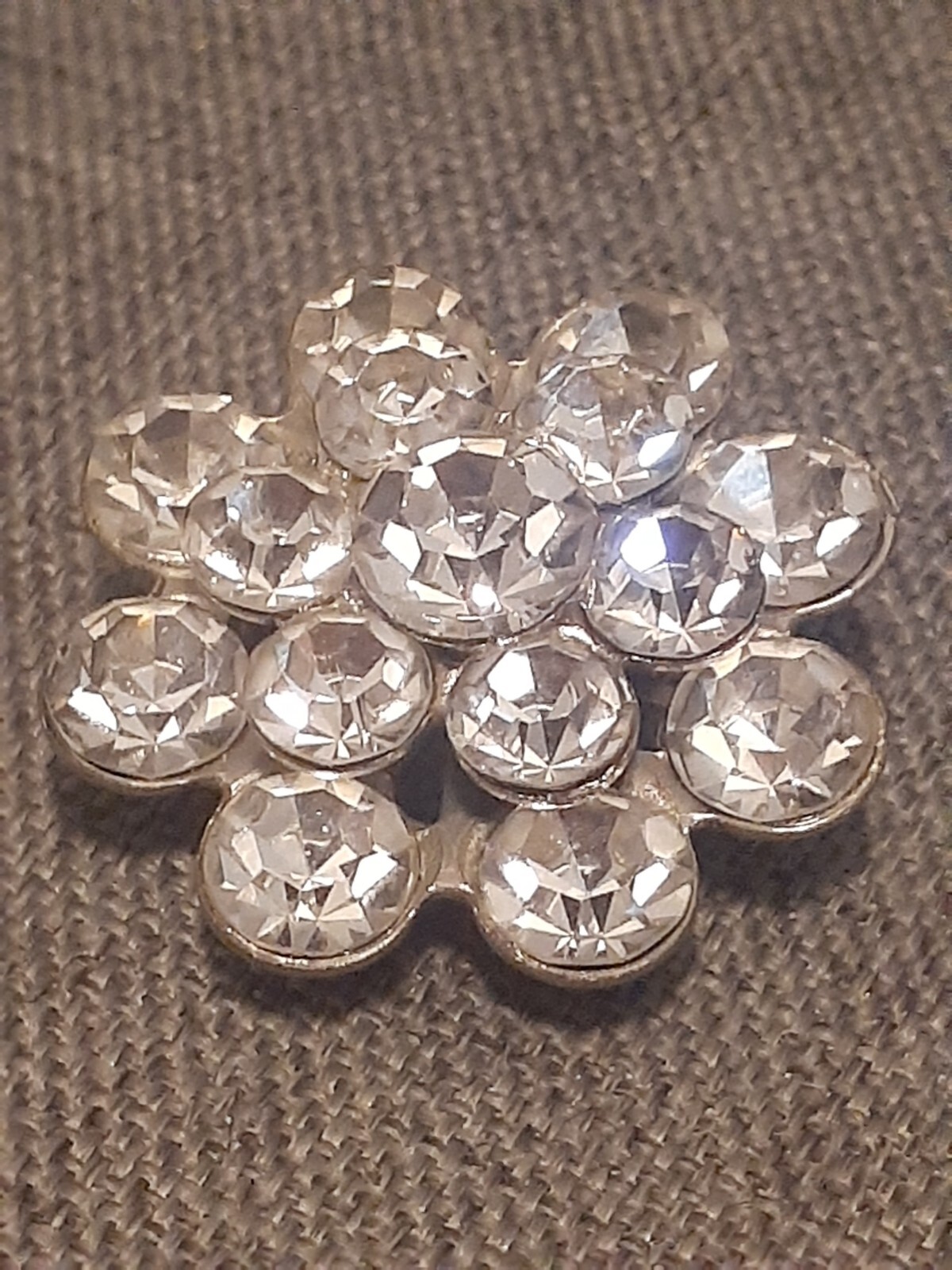 Vintage fauceted rhinestone cluster round Silvertone brooch/pin
