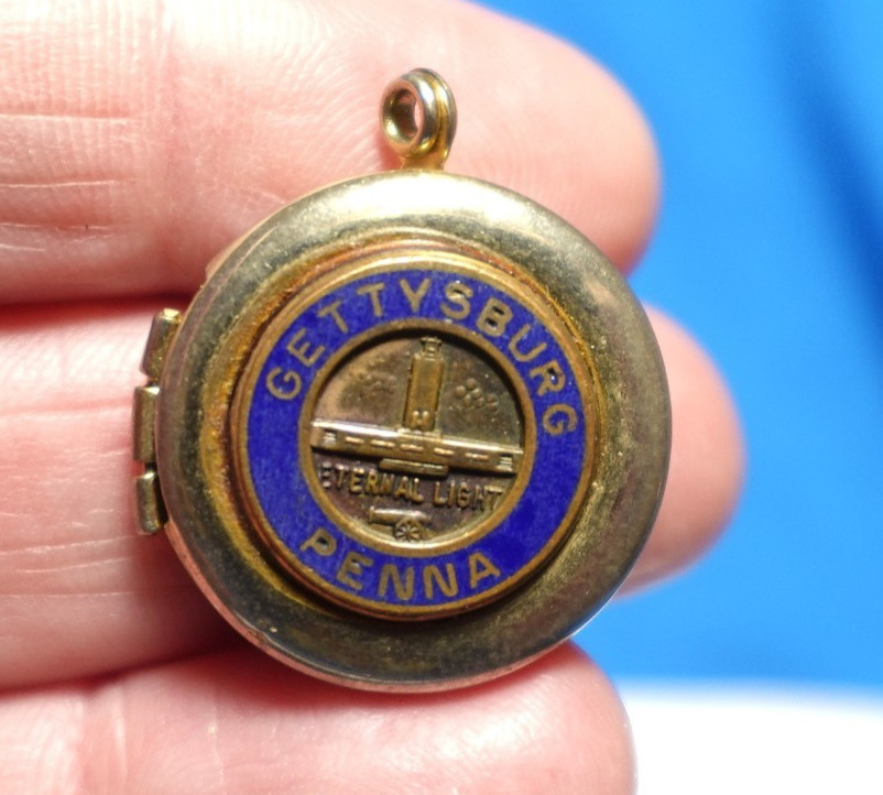 GOLD FILLED VINTAGE ROUND LOCKET GETTYSBURG PA ENAMEL 20 MM 4.8 GRAMS J-709