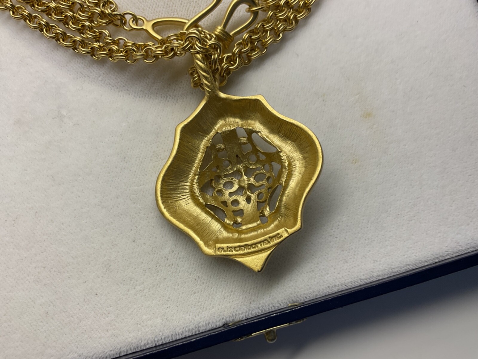 SIGNED LIZ CLAIBORNE MATTE GOLD FILIGREE MEDALLION PENDANT DOUBLE CHAIN NECKLACE