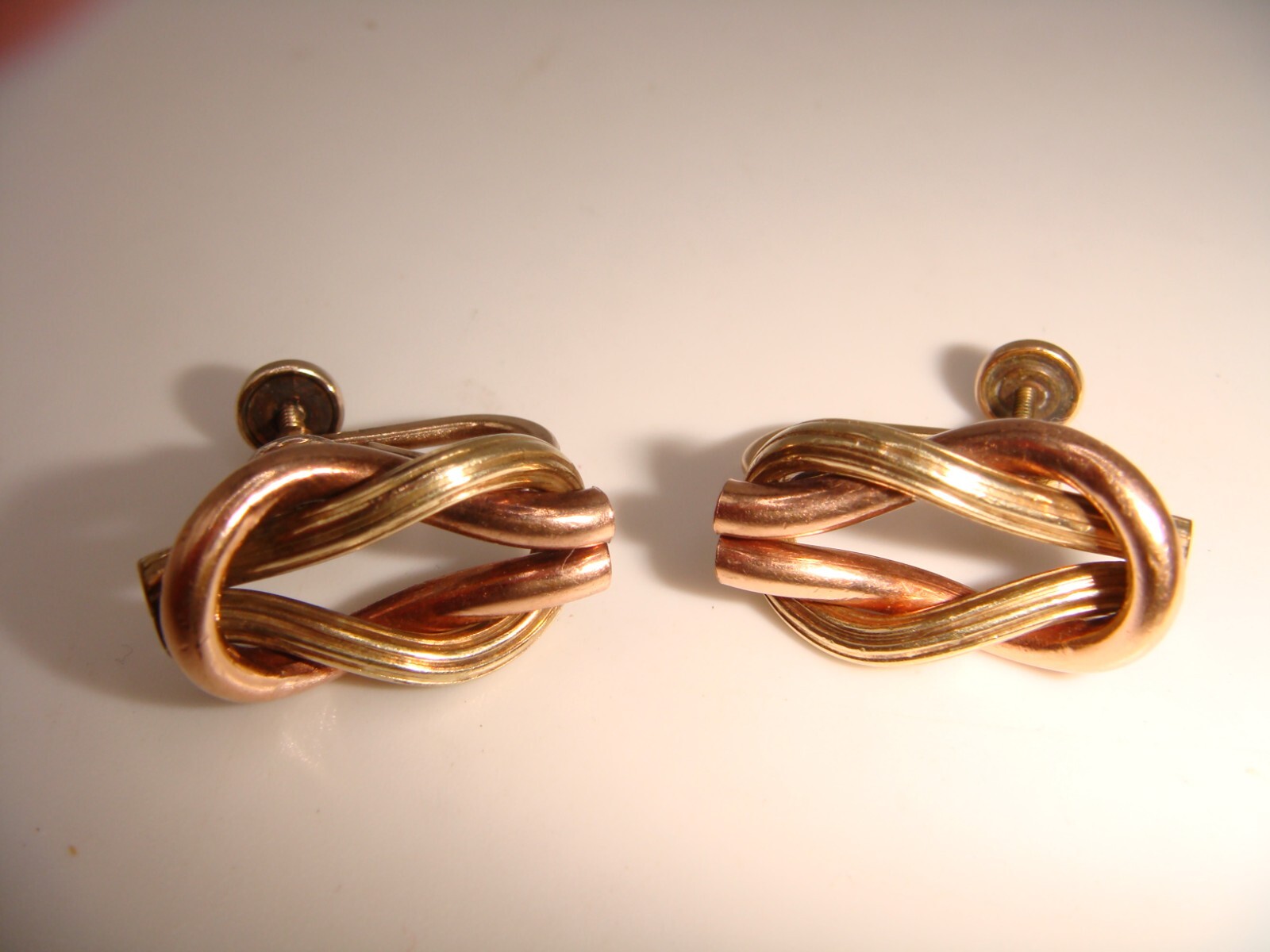 VINTAGE SIGNED CATAMORE 1/20 12K GOLD FILLED DUAL TONE KNOT SCREW BACK EARRING