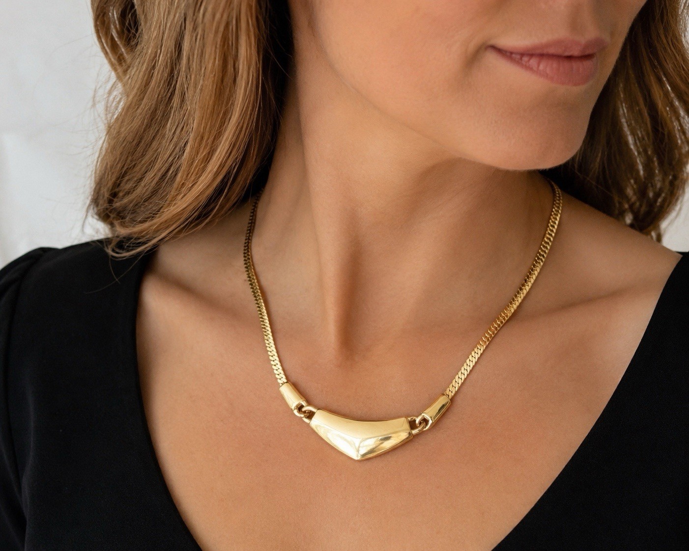 Vintage Trifari gold tone modernist herringbone necklace statement signed