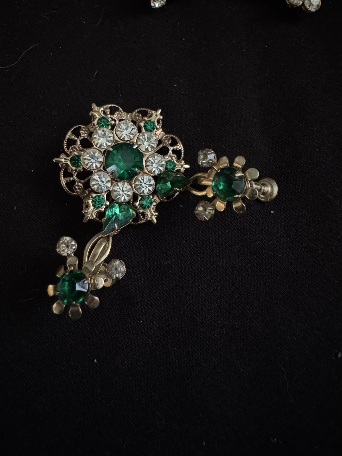 Vintage Gold Tone And Green Rhinestones Brooch And Screw Back Earrings Set