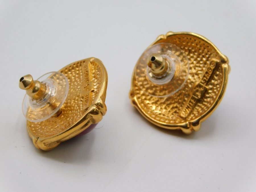 J477-VINTAGE PIERCED EARRINGS~WHITE STAG~BURGUNDY & GOLD TONE~3/4″