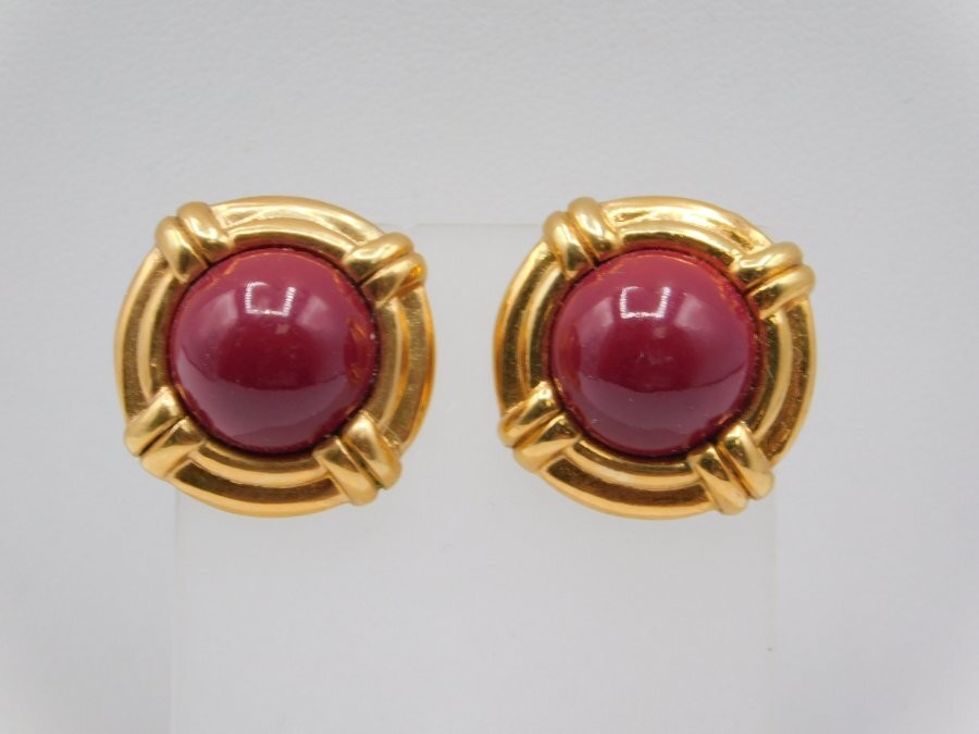 J477-VINTAGE PIERCED EARRINGS~WHITE STAG~BURGUNDY & GOLD TONE~3/4″