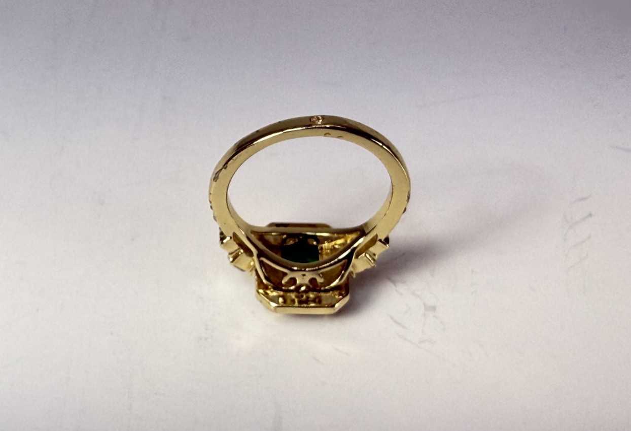Beautiful Gold Tone Emerald Green Crystal Rhinestone Ring Size 6.25