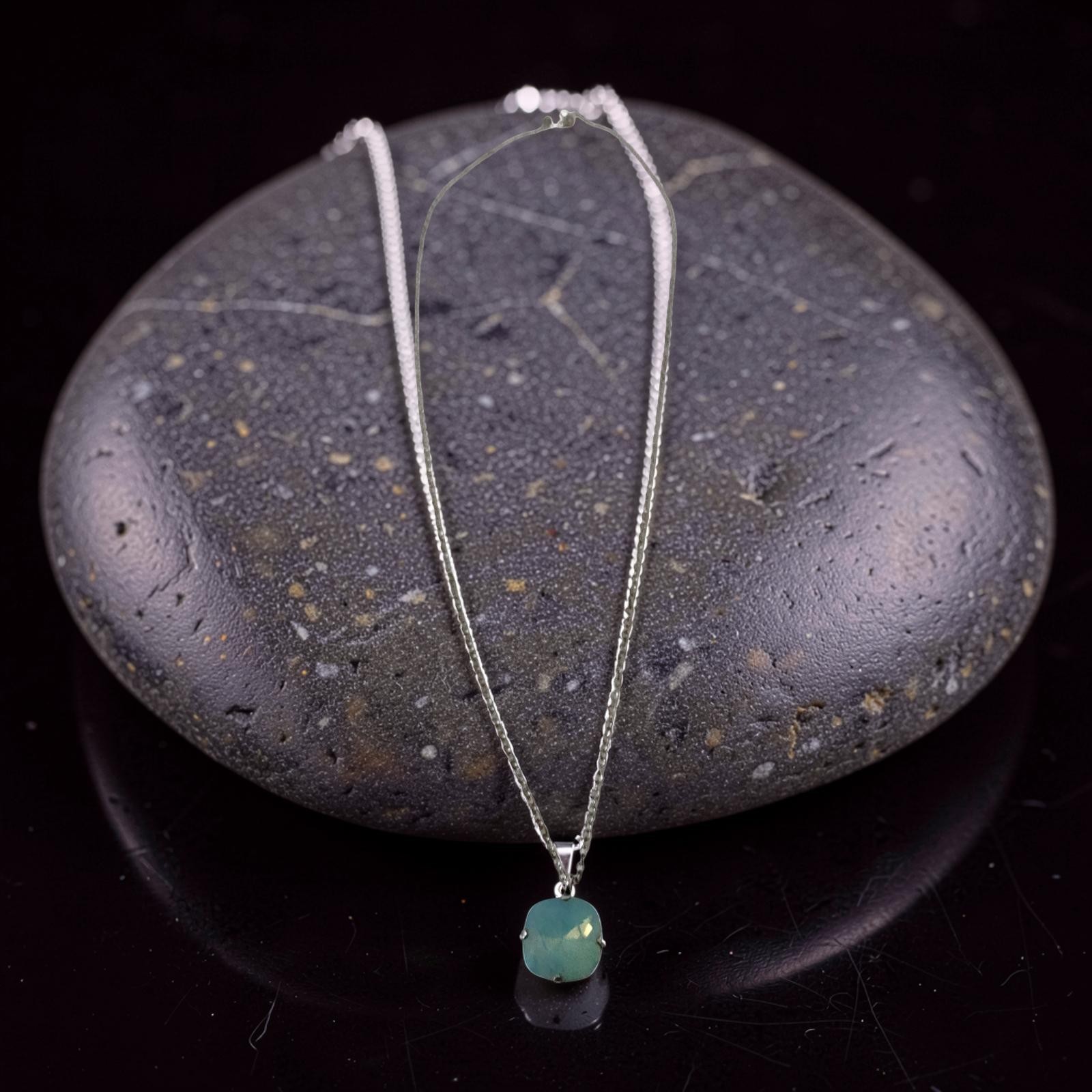 Vintage Kriker de Jewelry Co Beautiful Moonstone 9.5″ necklace.