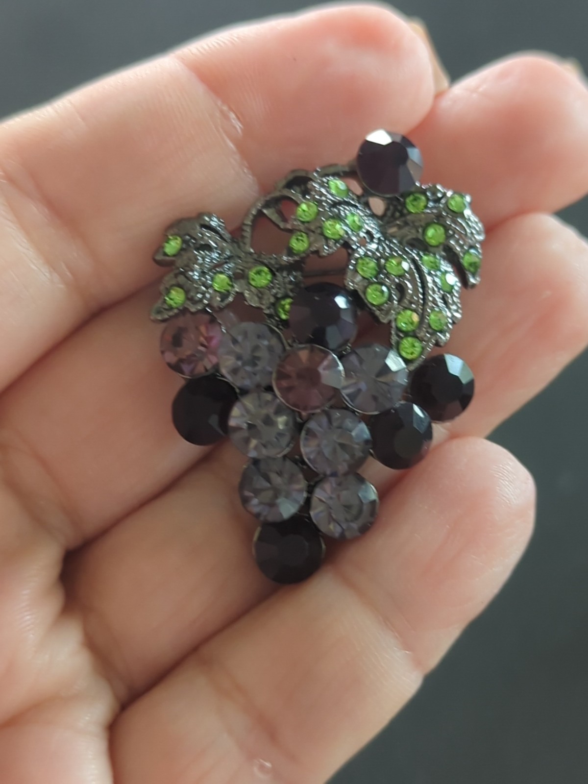 Vintage Purple & Green Rhinestones Bunch of Grapes Silver Tone Fruit Brooch G85