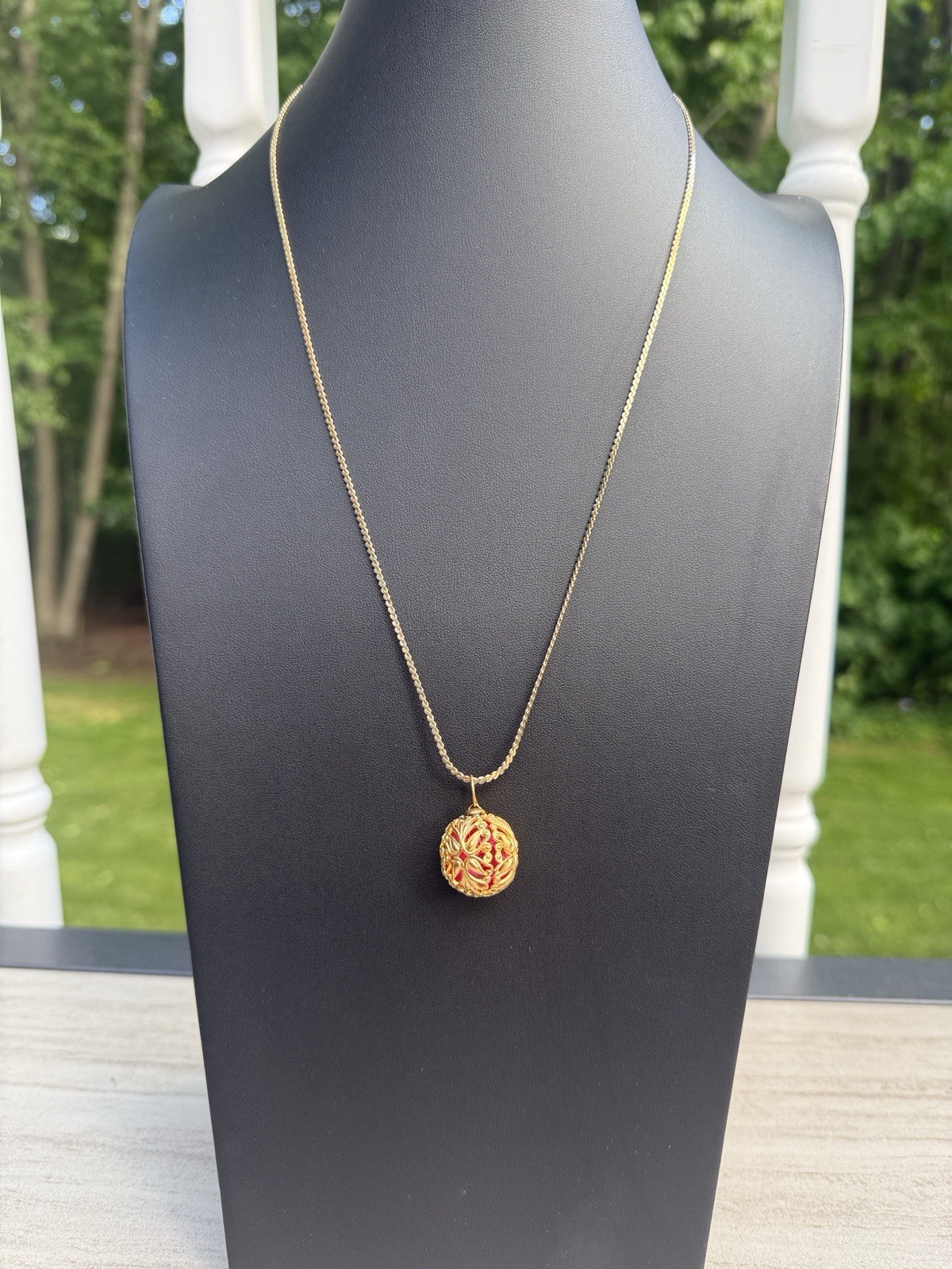 Vintage CITATION signed gold fillagree caged ribbon ornament pendant necklace