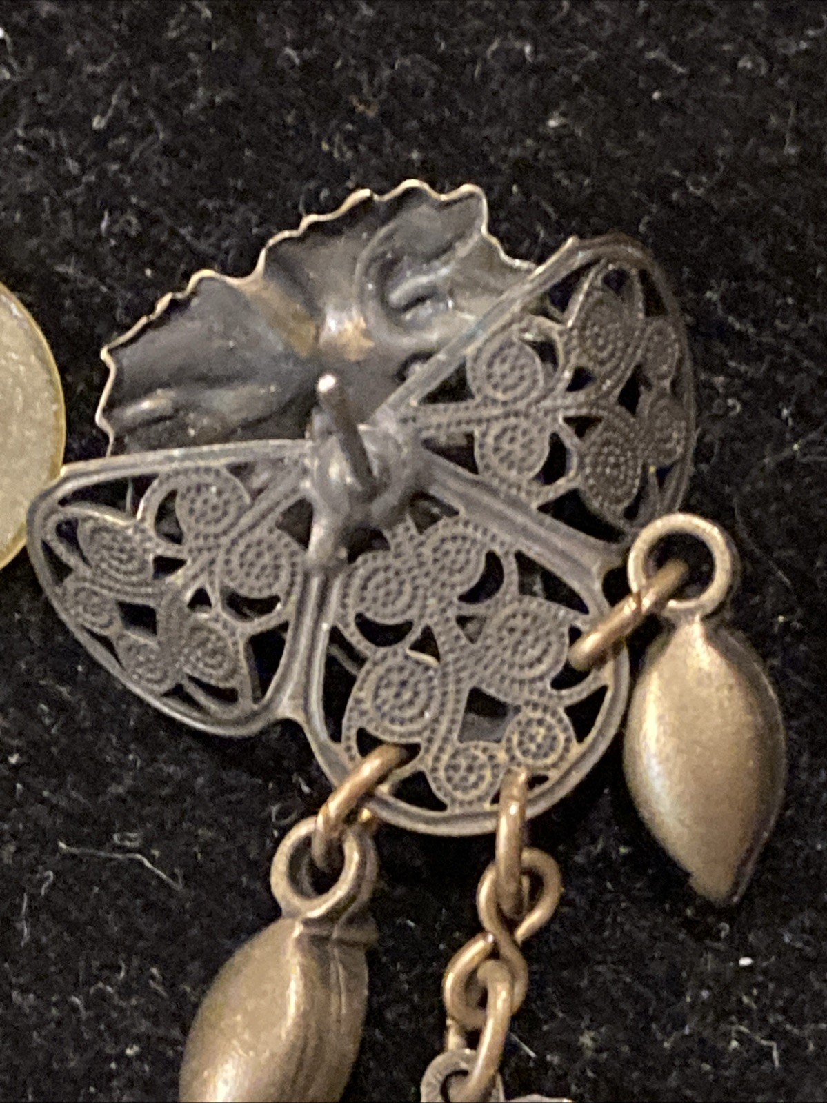 🧚🏻Vintage Metal Grape Cluster Dangle Earrings 1-1/2”