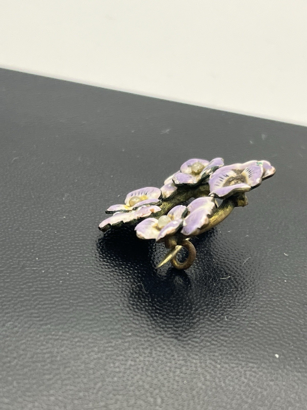 Art Nouveau purple enamel pansy flower gold tone vintage brooch pin faux pearl