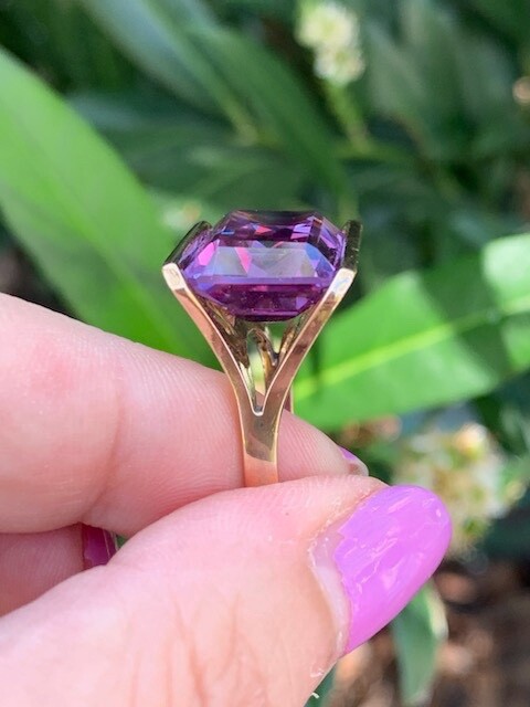 VINTAGE 14K GOLD HUGE EAST WEST TENSION SET PURPLE COLOR CHANGE SAPPHIRE RING