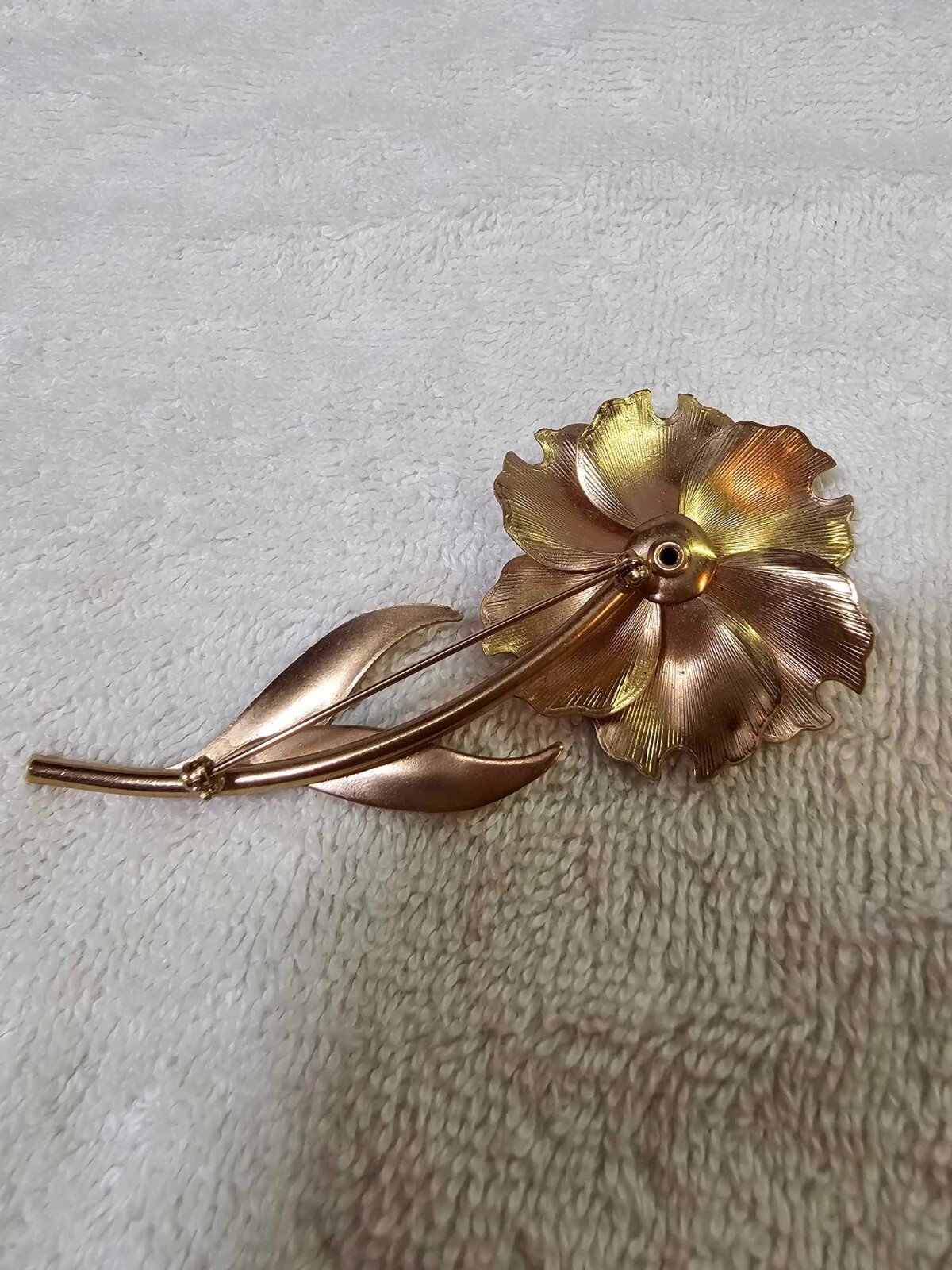 Vtg Goldtone poppy flower brooch Pin w/ Faux Pearl