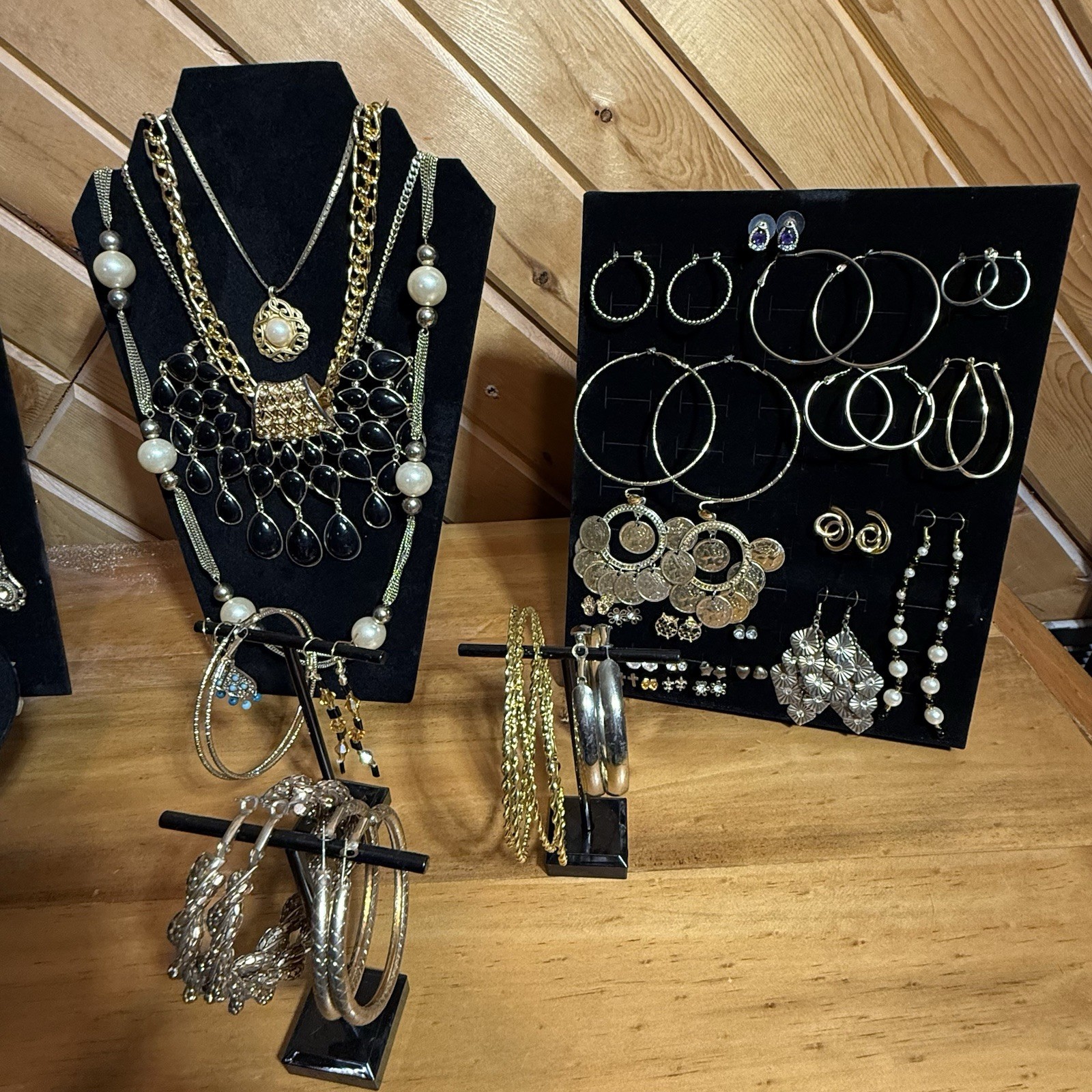 107PC LOT VTG-MODERN JEWELRY L GOLD TONE FEW SIGNED DARIA/GAY BOYER/ETC WEARABLE