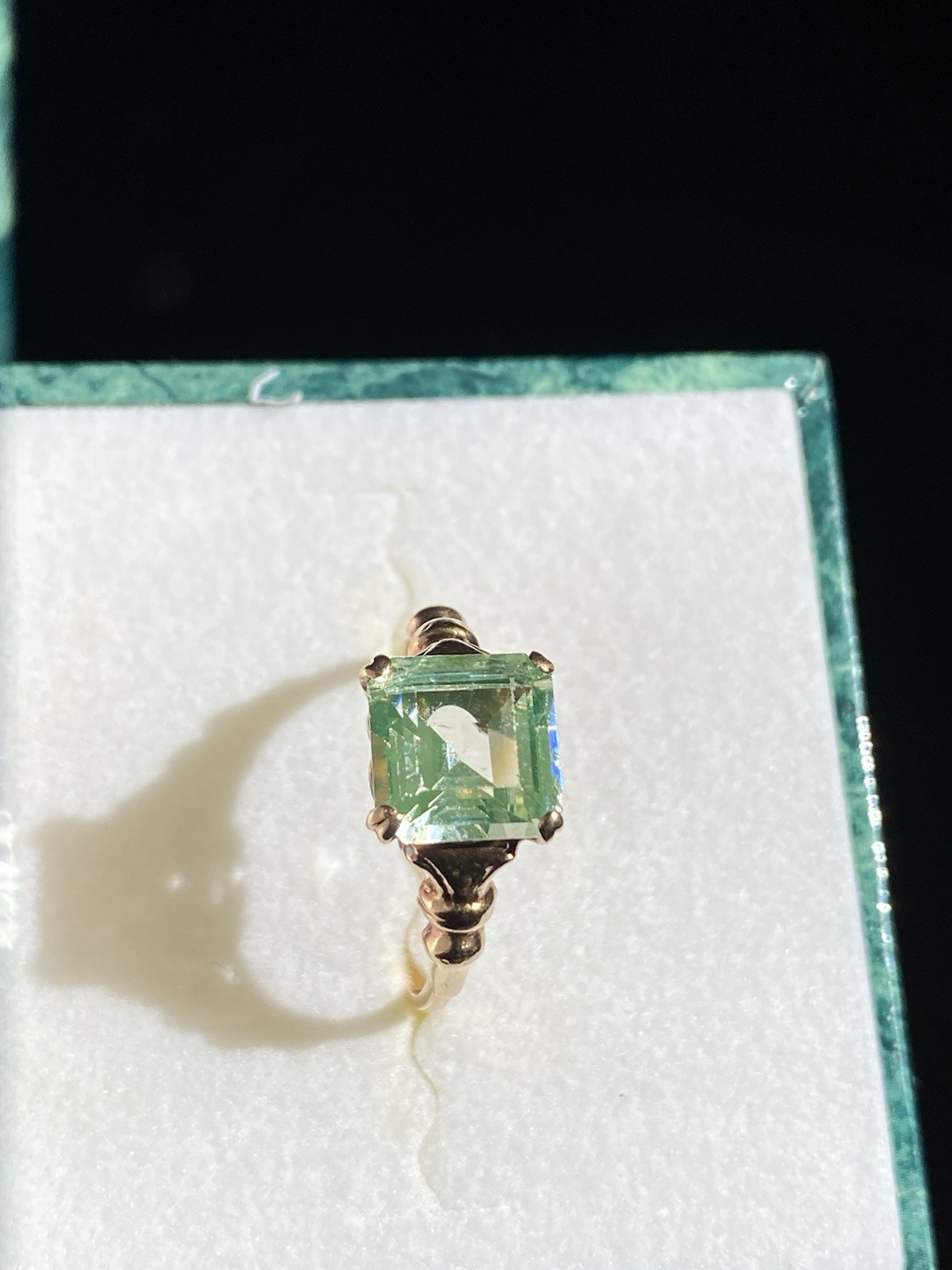 ANTIQUE 10K YELLOW GOLD URANIUM LIME GREEN SPINEL GEMSTONE RING size 6 ~ 1.7 g