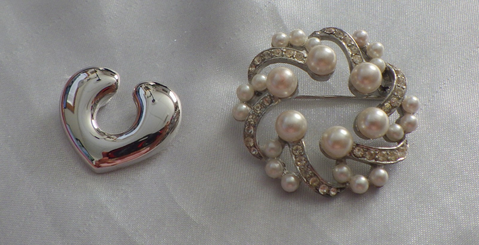 TWO ITEMS FOR AUCTION, JOAN RIVER PENDANT SILVER TONE 1″ & PEARL BROOCH ON SILVE