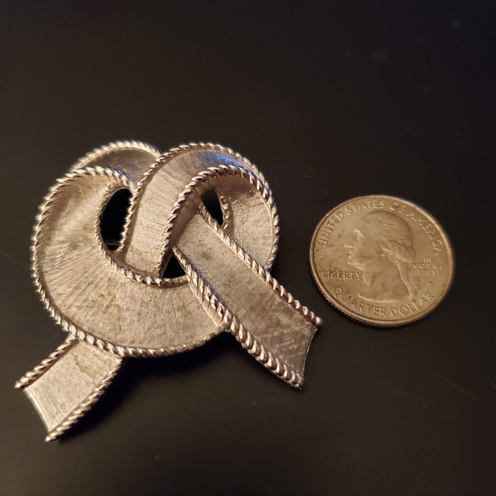 Vtg Crown Trifari 1960’s Brushed Silver Tone Ribbon Pretzel Bow 2 ” Brooch Pin