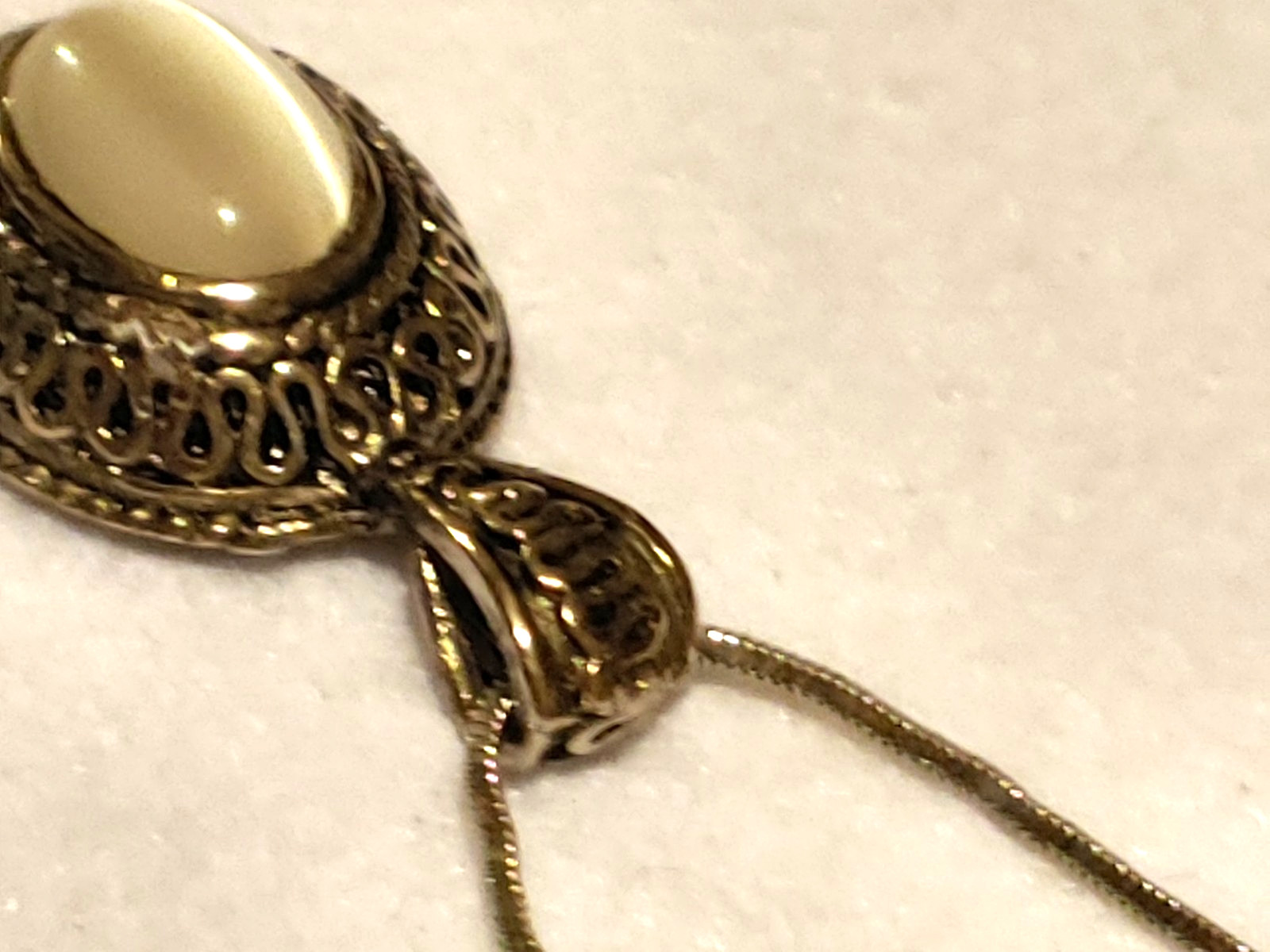 VINTAGE – Gray/White CATS EYE PENDANT – 17.5 in NECKLACE SILVER TONE CHAIN