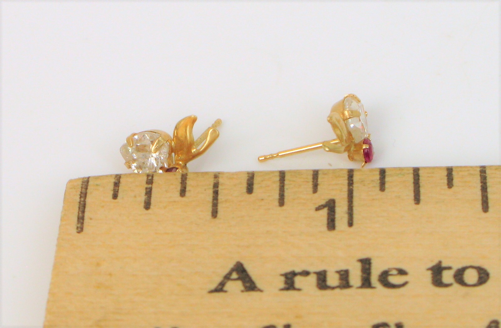 VTG BEAUTIFUL 14K YELLOW GOLD STUD HEART CZ RED RUBY ACCENT STONES EARRINGS .75G