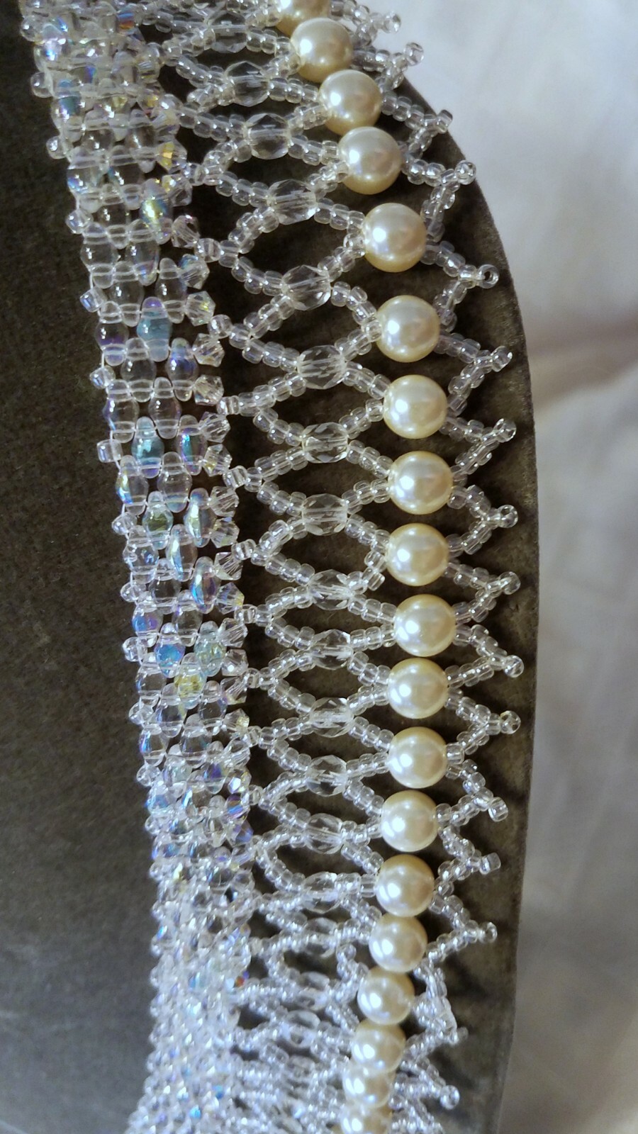 R B G Pearl Aurora Borealis Collar NECKLACE 22.5 In. L 1.5 In. W Magnet Close
