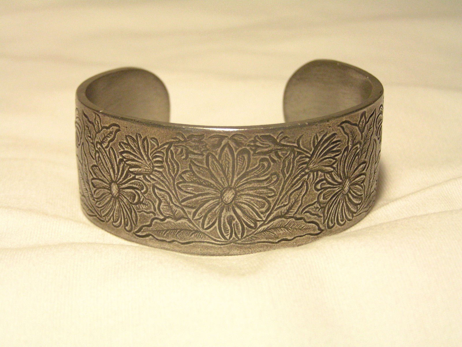 …Vintage SALISBURY Pewter April Flowers & Leaves Cuff Bracelet…