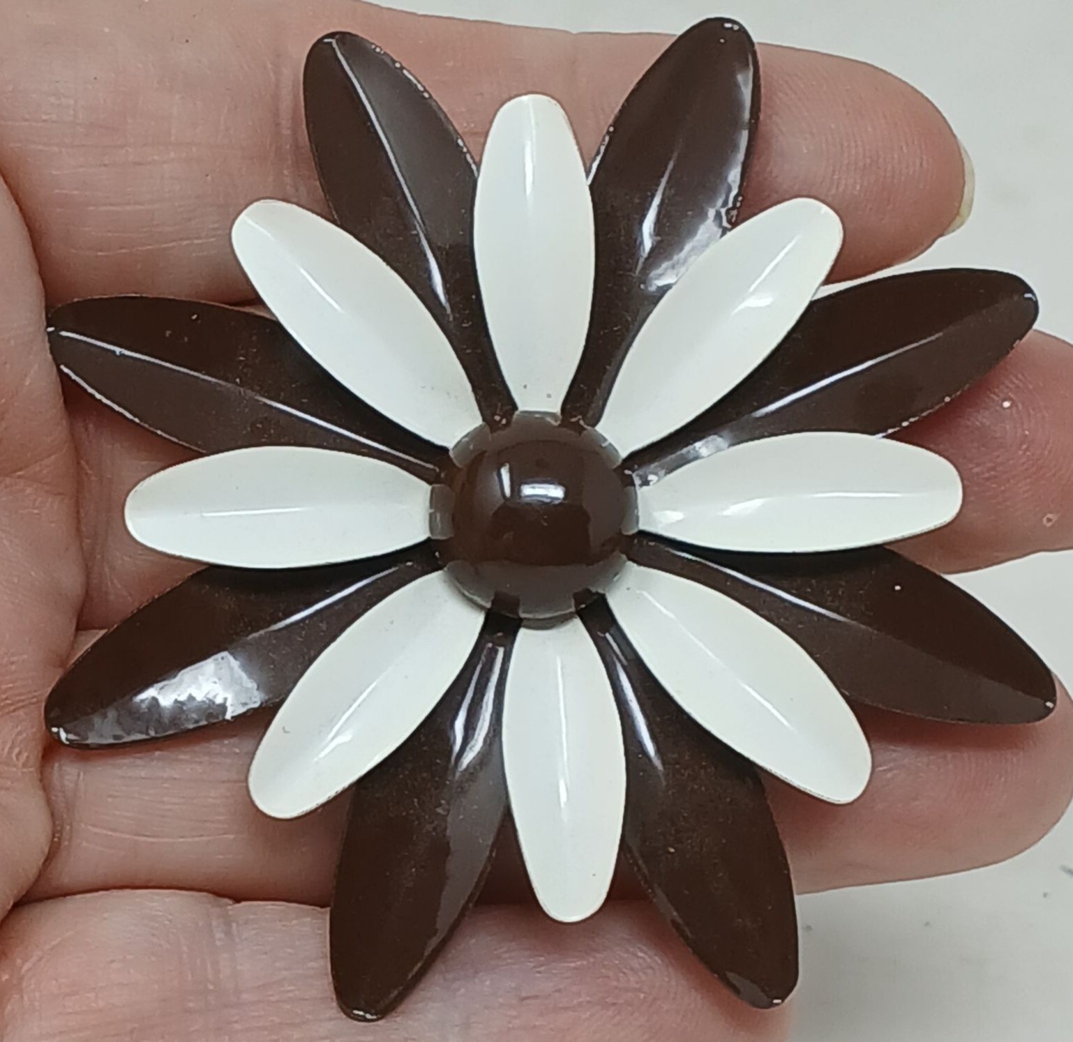 Vintage Brown & White Daisy Flower Brooch Mod Enamel Metal #G-3