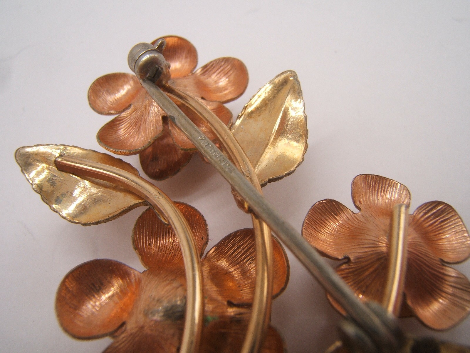 VTG KREMENTZ GOLD TONE PIN 3 FLOWERS & LEAVES