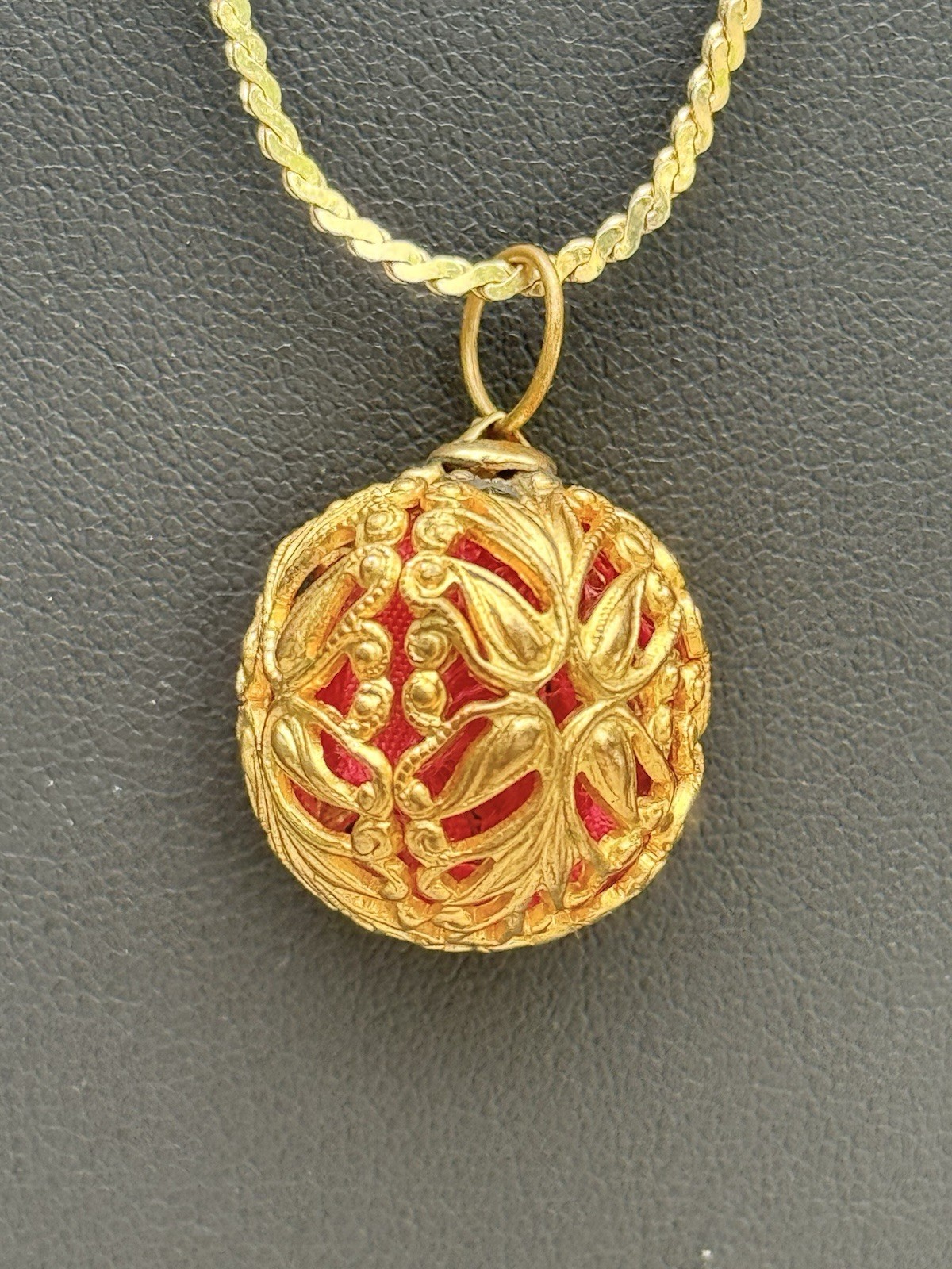 Vintage CITATION signed gold fillagree caged ribbon ornament pendant necklace