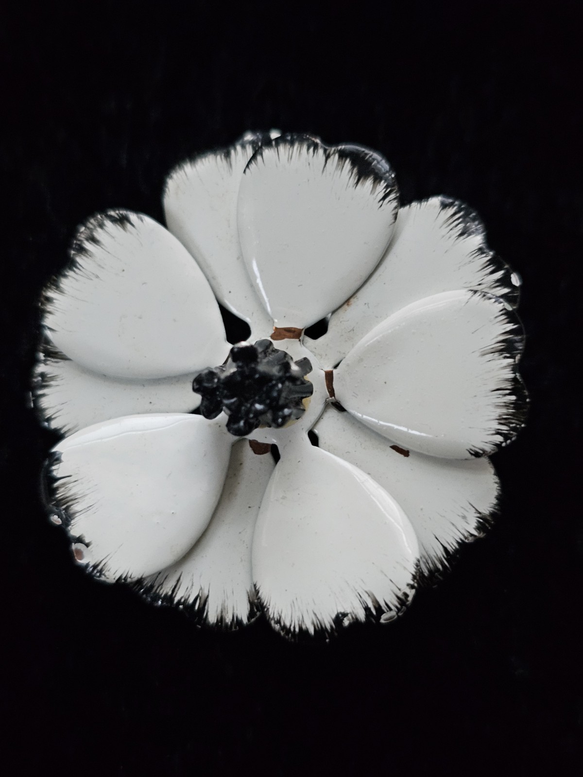 Vtg Brooch Flower Enamel Metal Retro Hippy Mod 60’s White & Black Pin 1.5″ Mcm