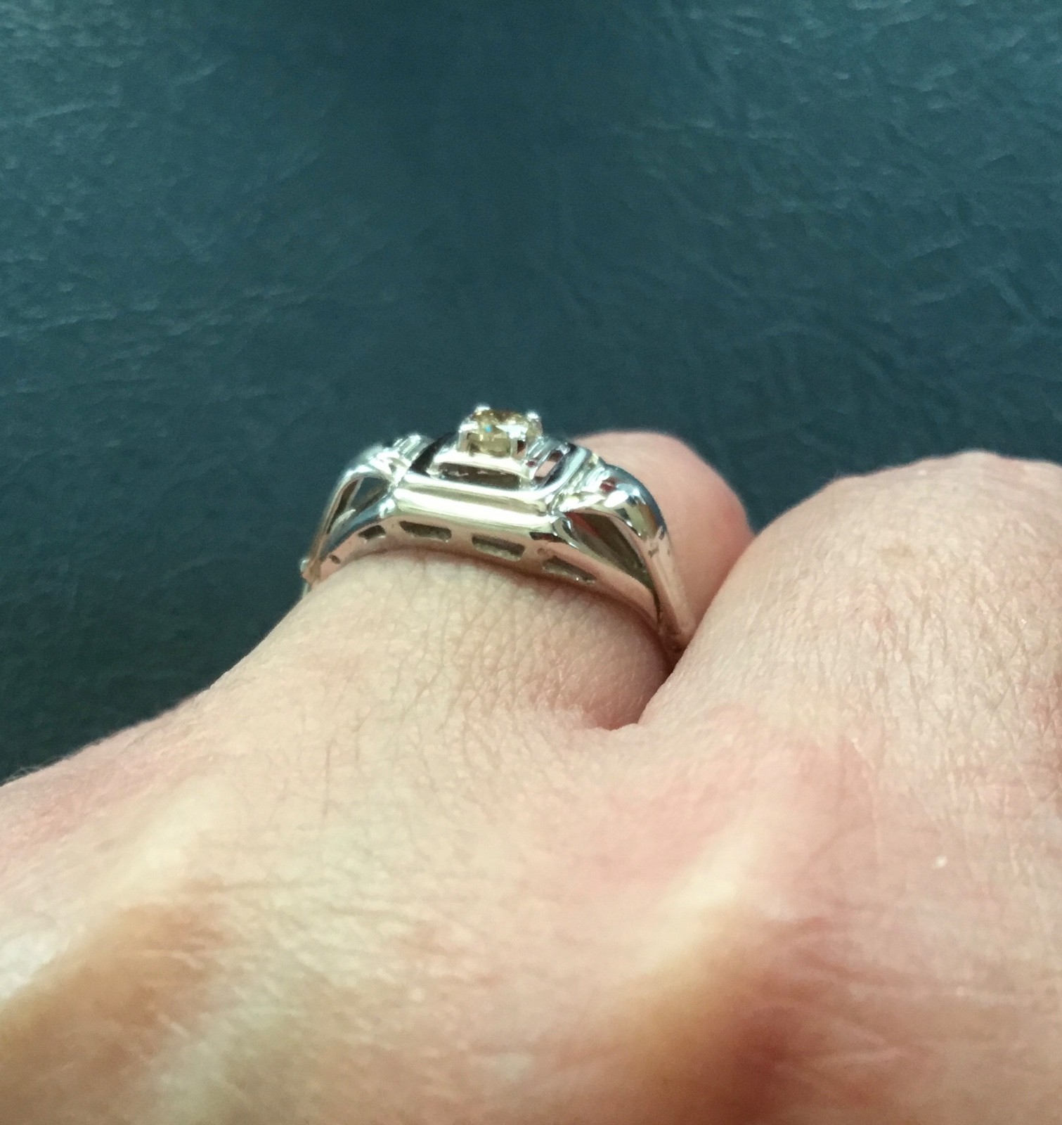 ANTIQUE 18K SOLID WHITE GOLD 0.15ct CHAMPAGNE DIAMOND RING 2.1 GRAMS SIZE 8.25