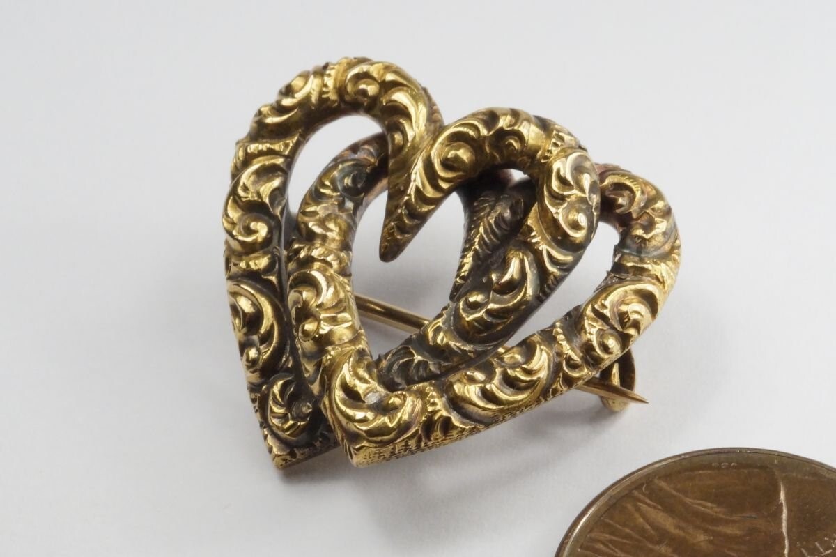 PRETTY ANTIQUE VICTORIAN ENGLISH 15K GOLD JOINED LOVERS HEARTS BROOCH c1850