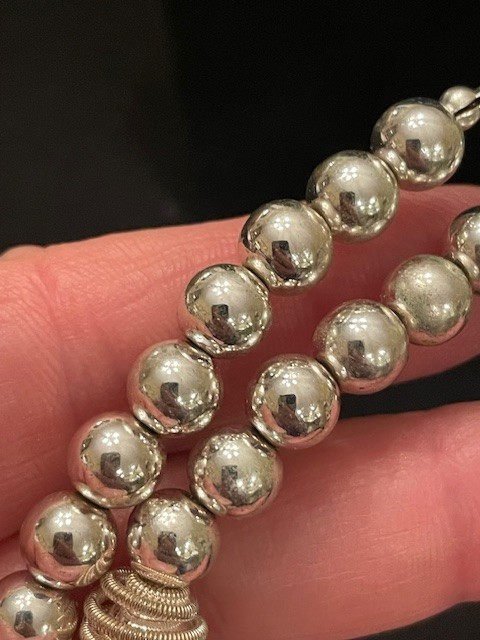 Vin. Monet Silver-ton necklace Twisted spril beads+ slver beads 9.25″ ajustable