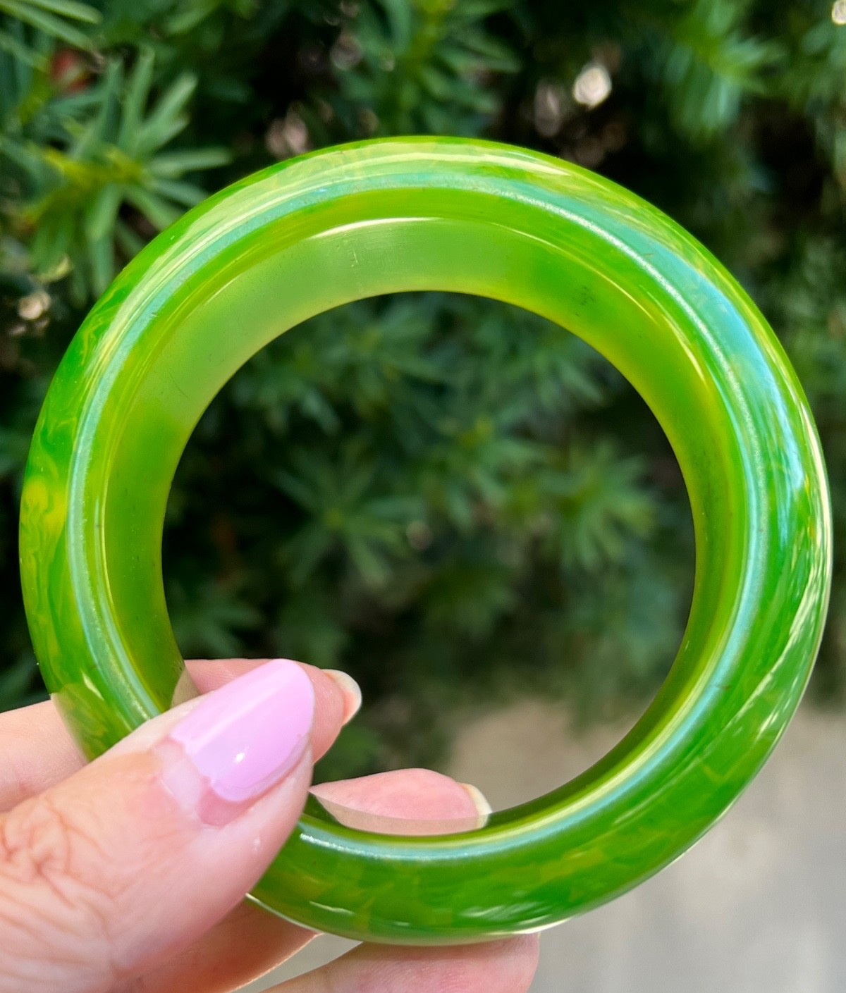 VINTAGE VIVID MARBLED KELLY GREEN BAKELITE FAT DONUT WIDE BANGLE BRACELET UNIQUE
