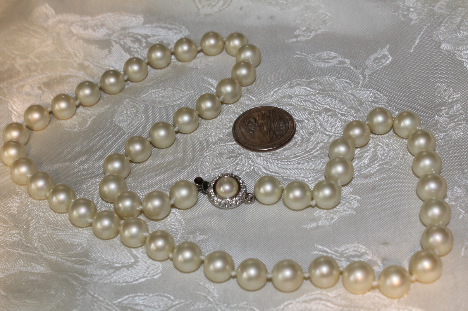 VTG WHITE GLASS KNOTTED FAUX PEARL BEAD 24 INCH NECKLACE NICE PUSH SNAP CLASP