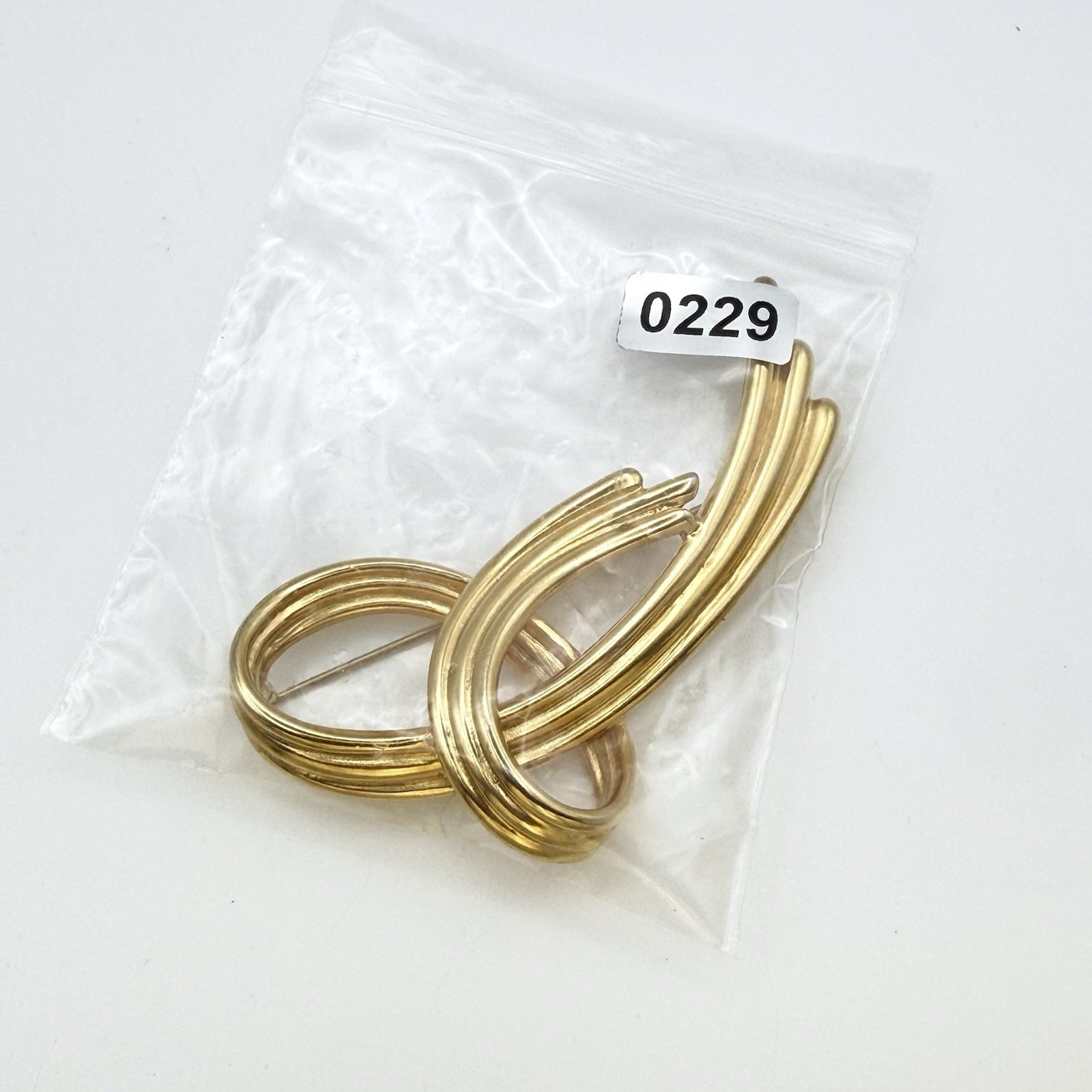 Vintage Gold Tone Knot Brooch Modernist Ribbon Swirl Statement Pin Bold 2.75″