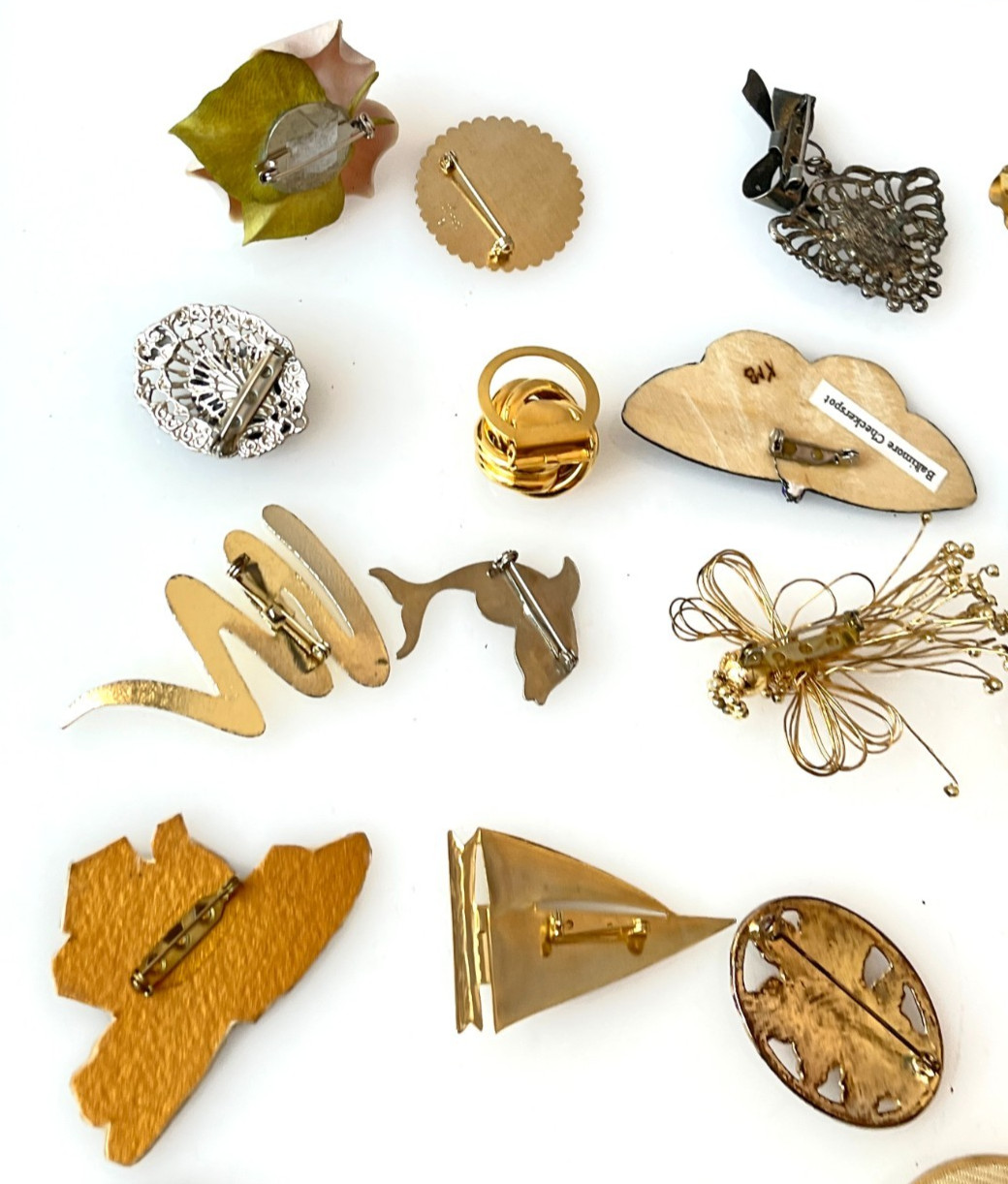 Lot Vintage 20 Brooches Flowers, Butterflies, Boat, Fish, Horse, Hearts, Cameo