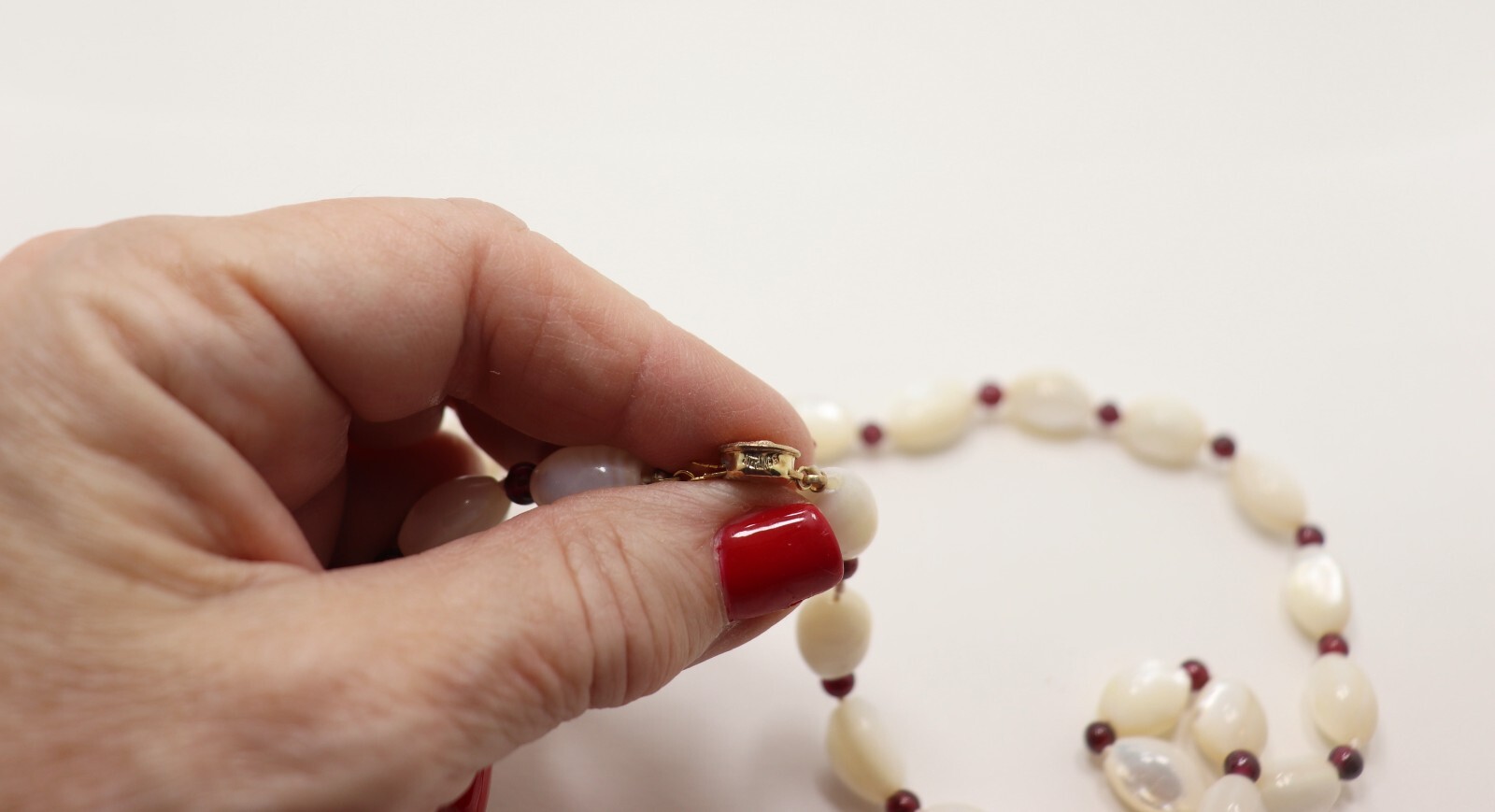 VINTAGE MOTHER OF PEARL & GARNETS HAND KNOTTED BEADED NECKLACE STERLING CLASP